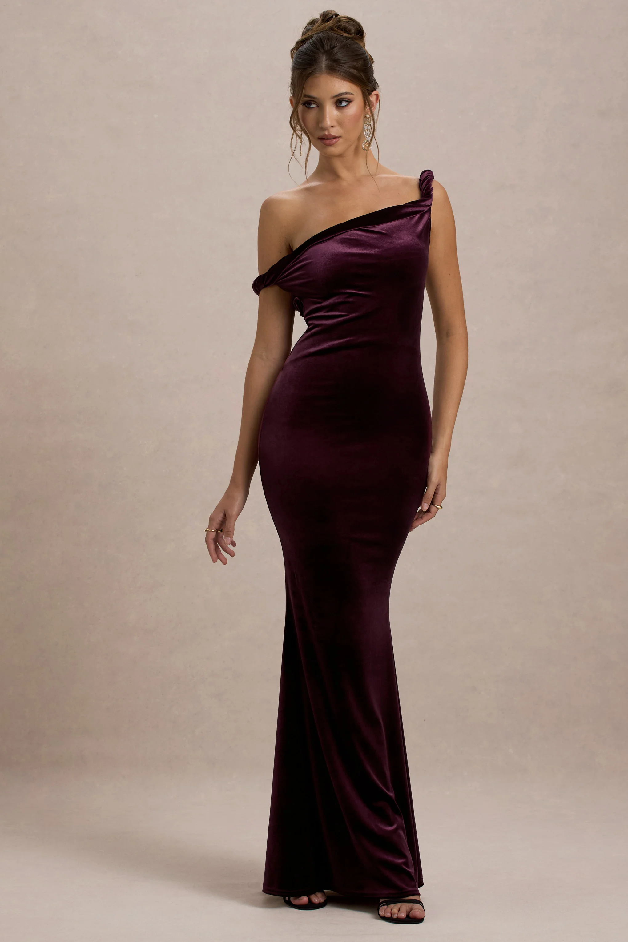 Neeka | Portfarbenes Samt-Maxikleid mit asymmetrischem Twist-Detail - Image 5