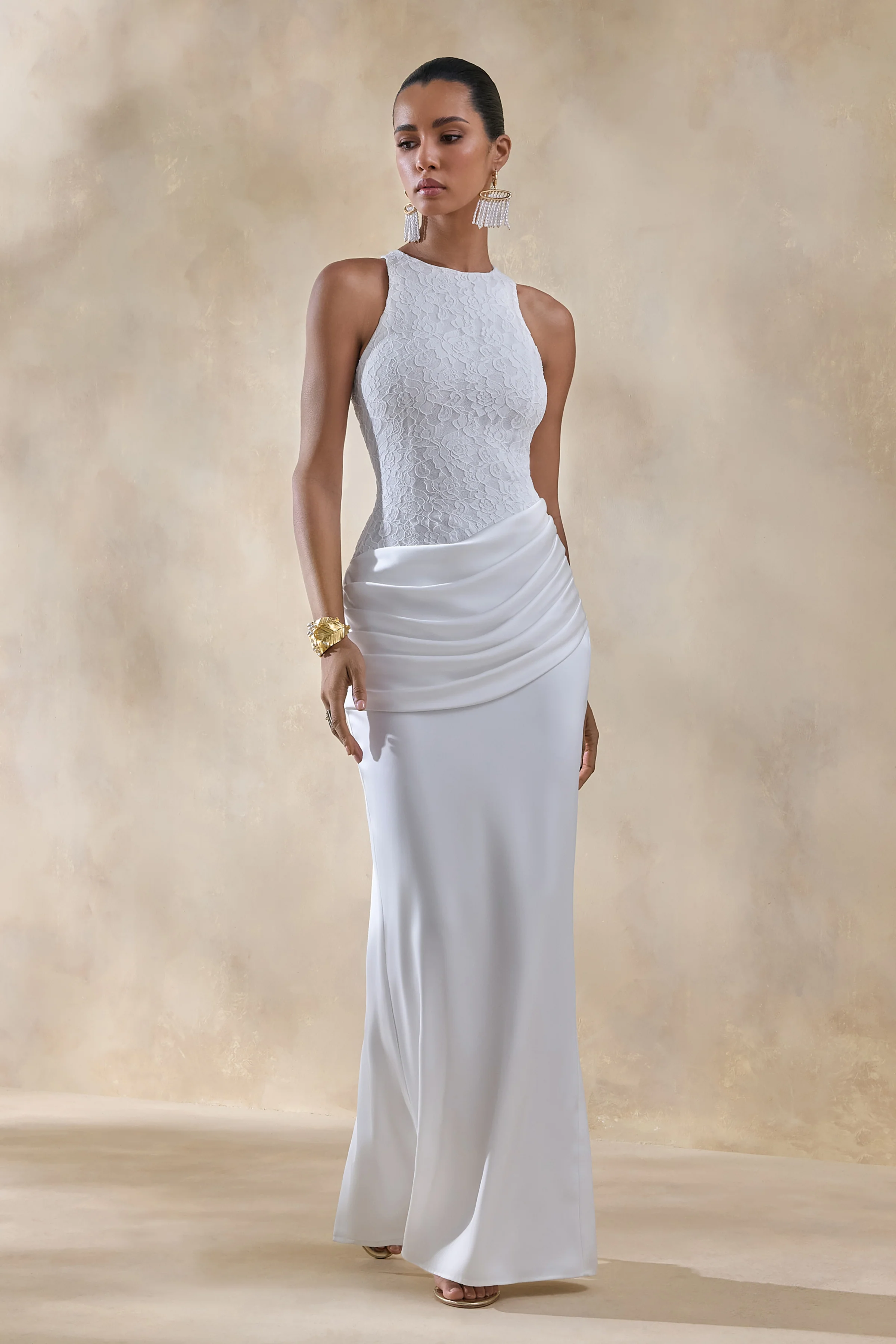 Neria | Weißes Maxikleid aus Satin und Spitze mit Rundhalsausschnitt und drapiertem Wickelrock - Image 4