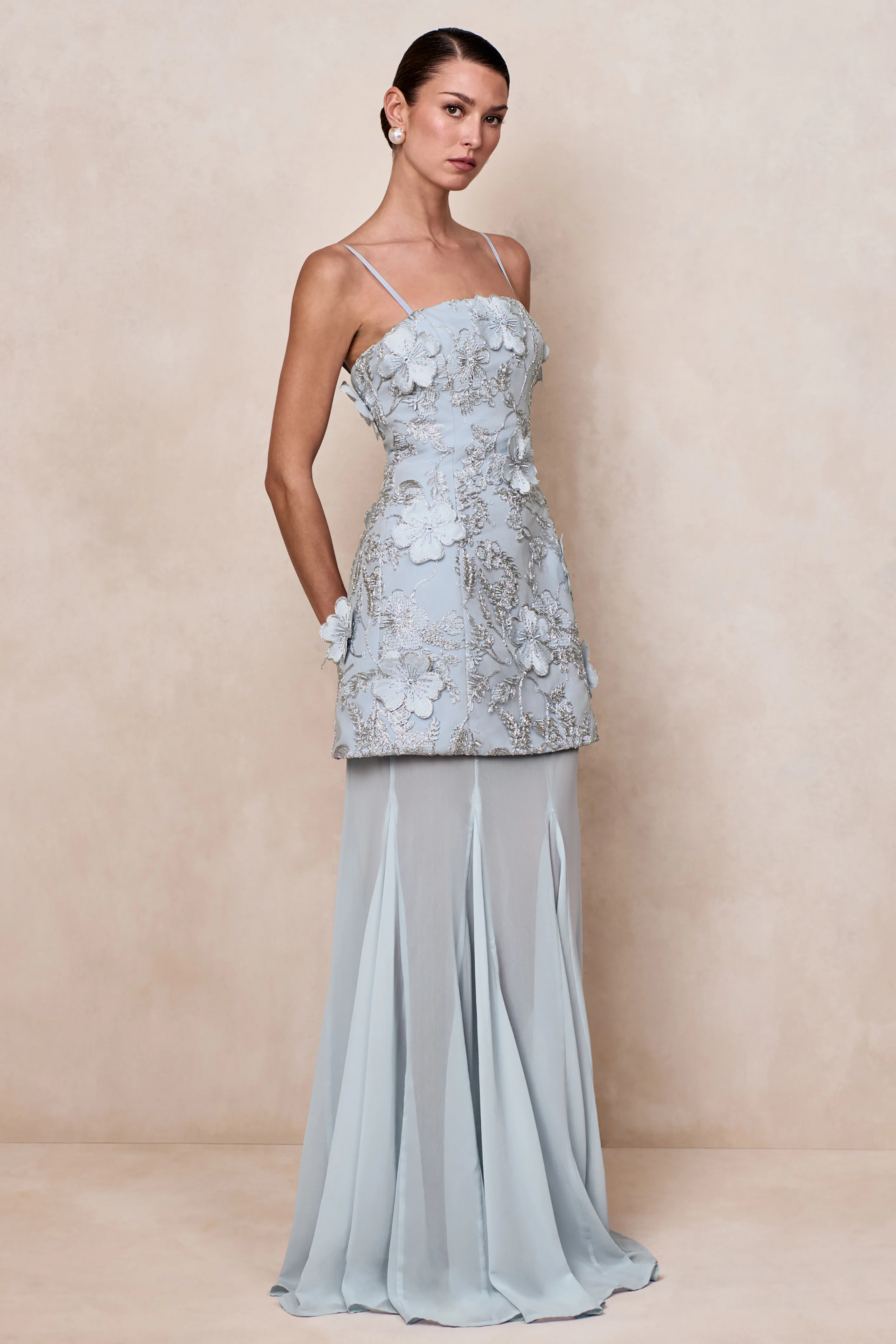 Nessa | Hellblaues Maxikleid mit 3D-Blüten und transparentem Rock - Image 6