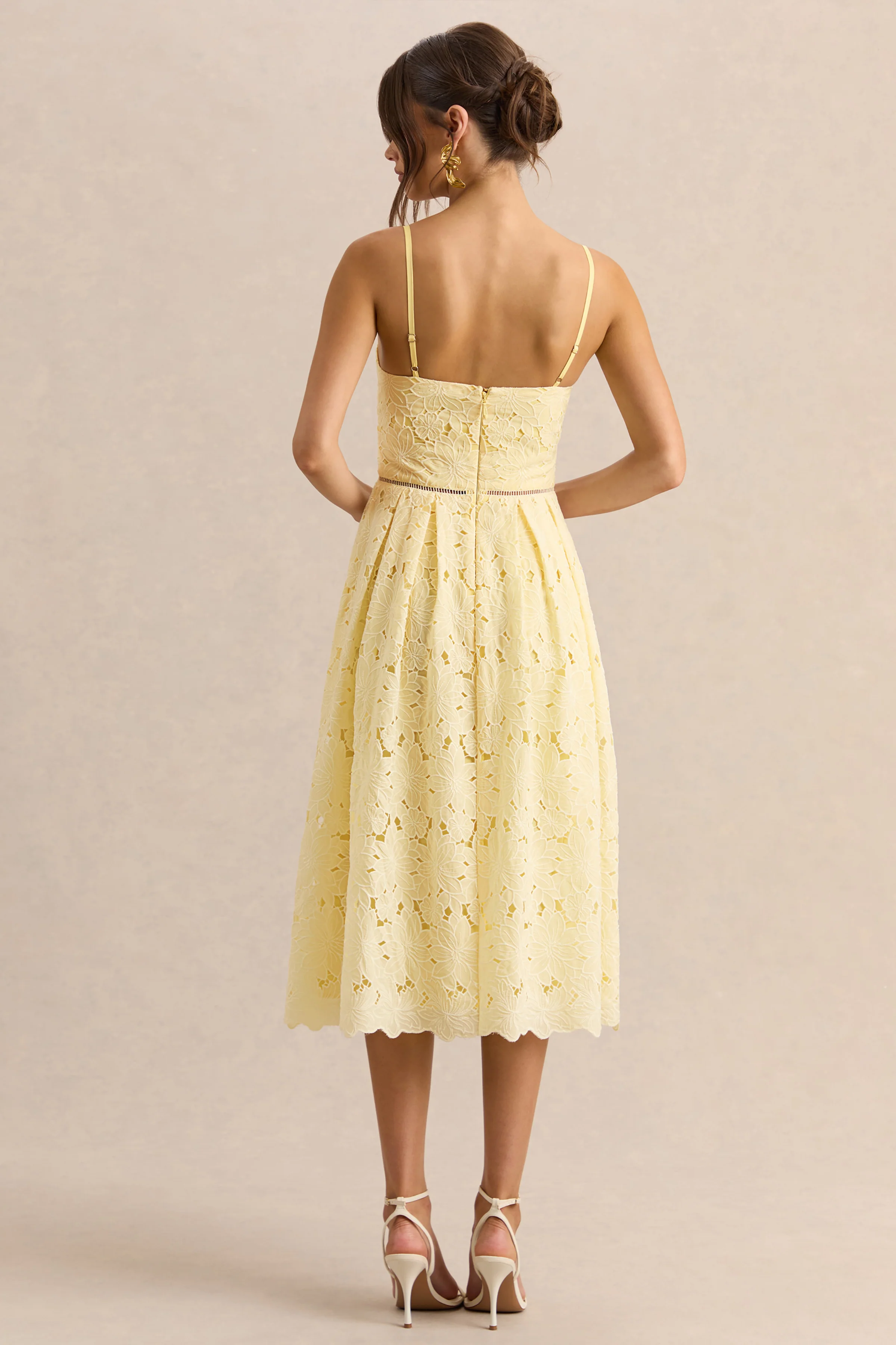 Nicoline | Zitronengelbes Midikleid aus Spitze mit Sweetheart-Ausschnitt und Spaghettiträgern - Image 2