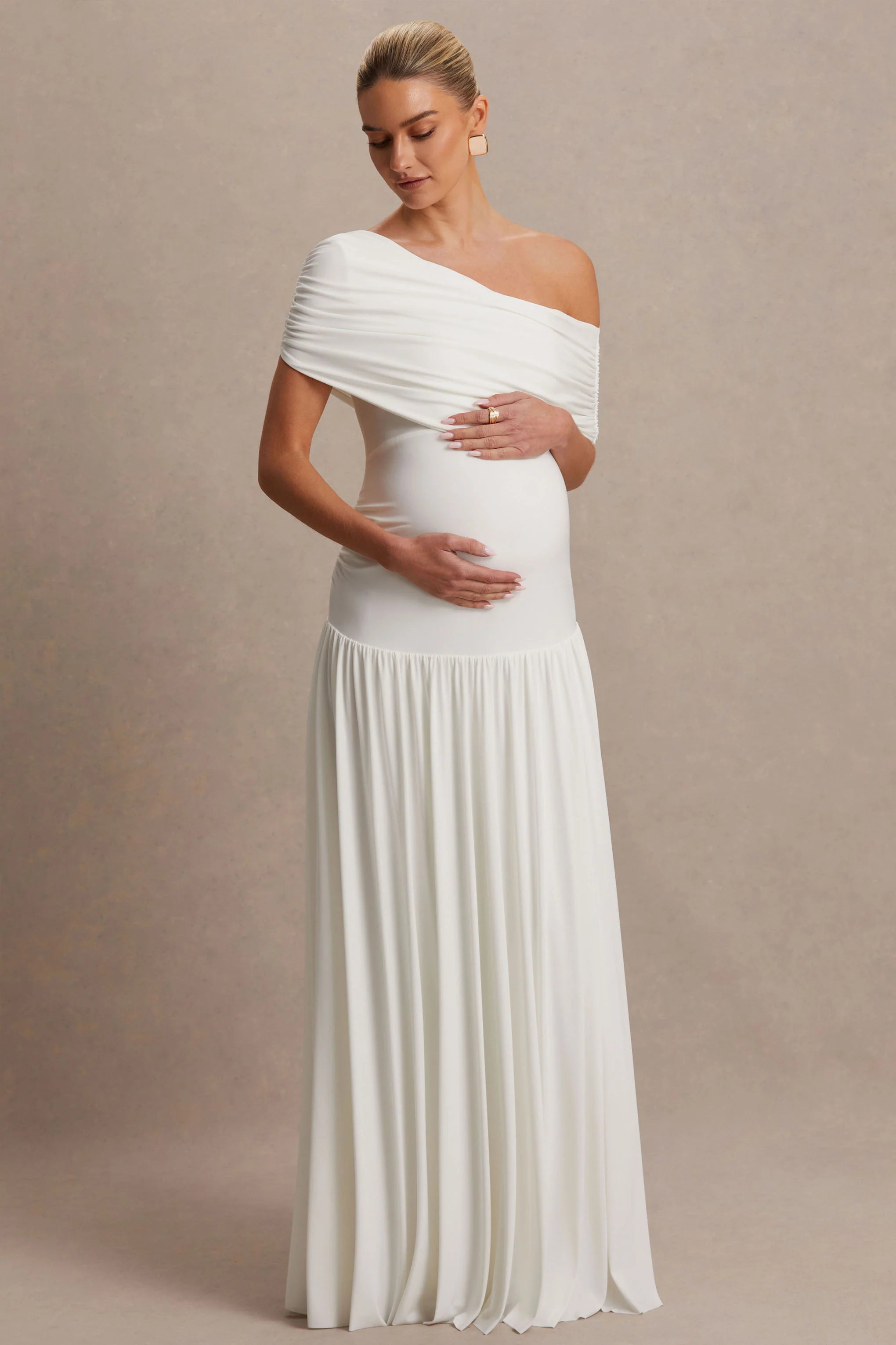 Noah | Weißes Umstands-Maxikleid mit asymmetrischem Ausschnitt und tiefer Taille - Image 5