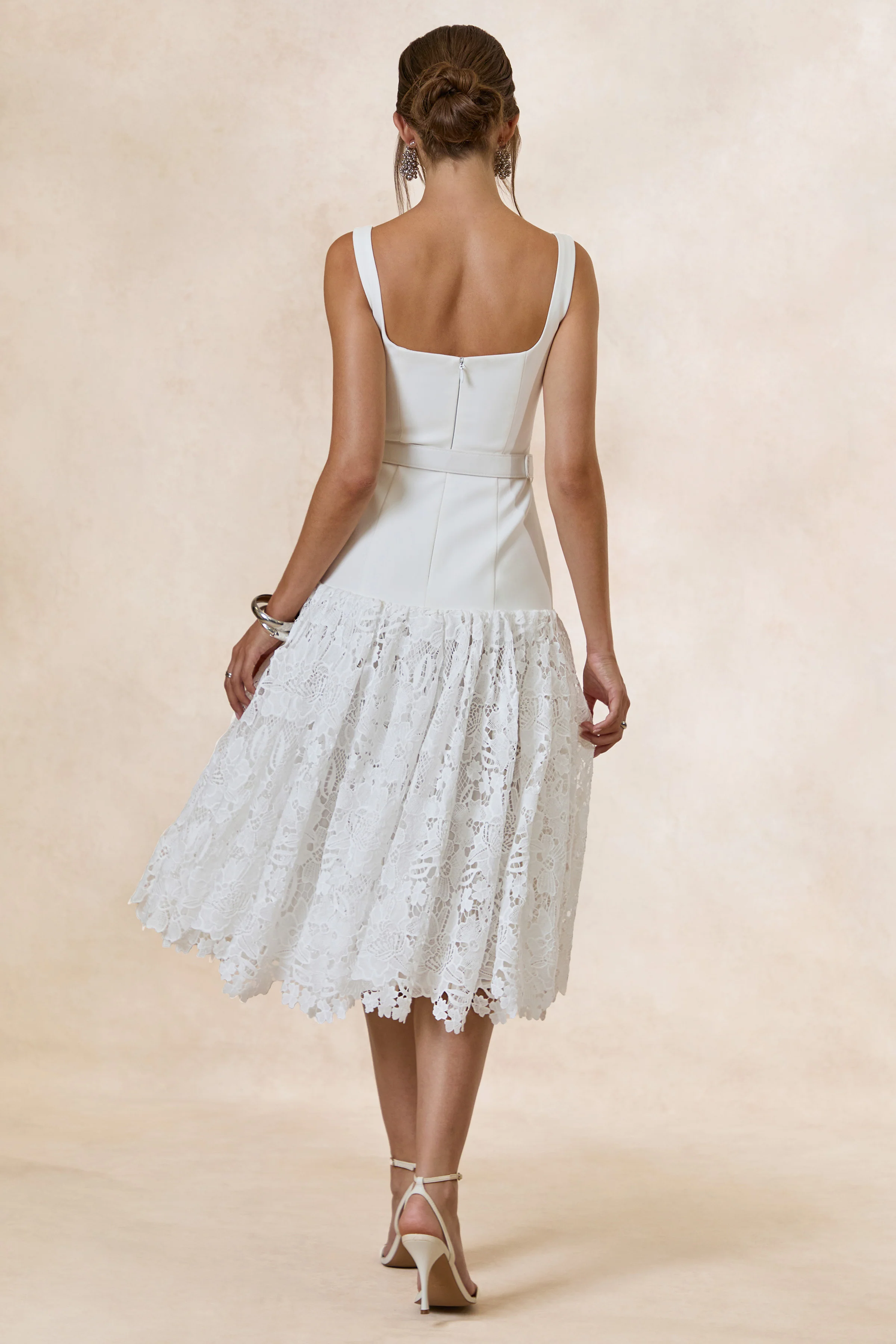 Norrie | Weißes Midikleid mit eckigem Ausschnitt und voluminösem Spitzenrock - Image 2