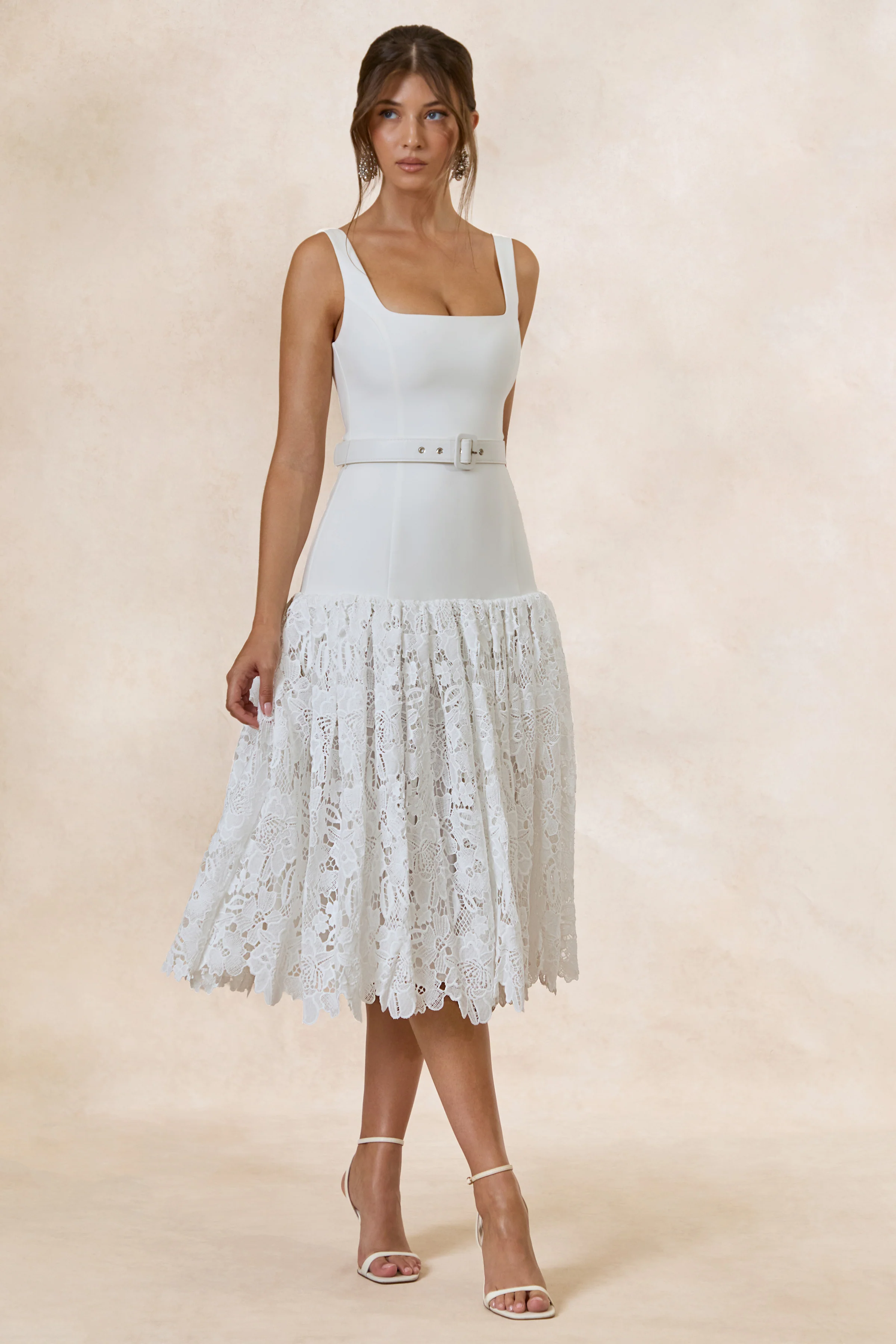 Norrie | Weißes Midikleid mit eckigem Ausschnitt und voluminösem Spitzenrock - Image 4