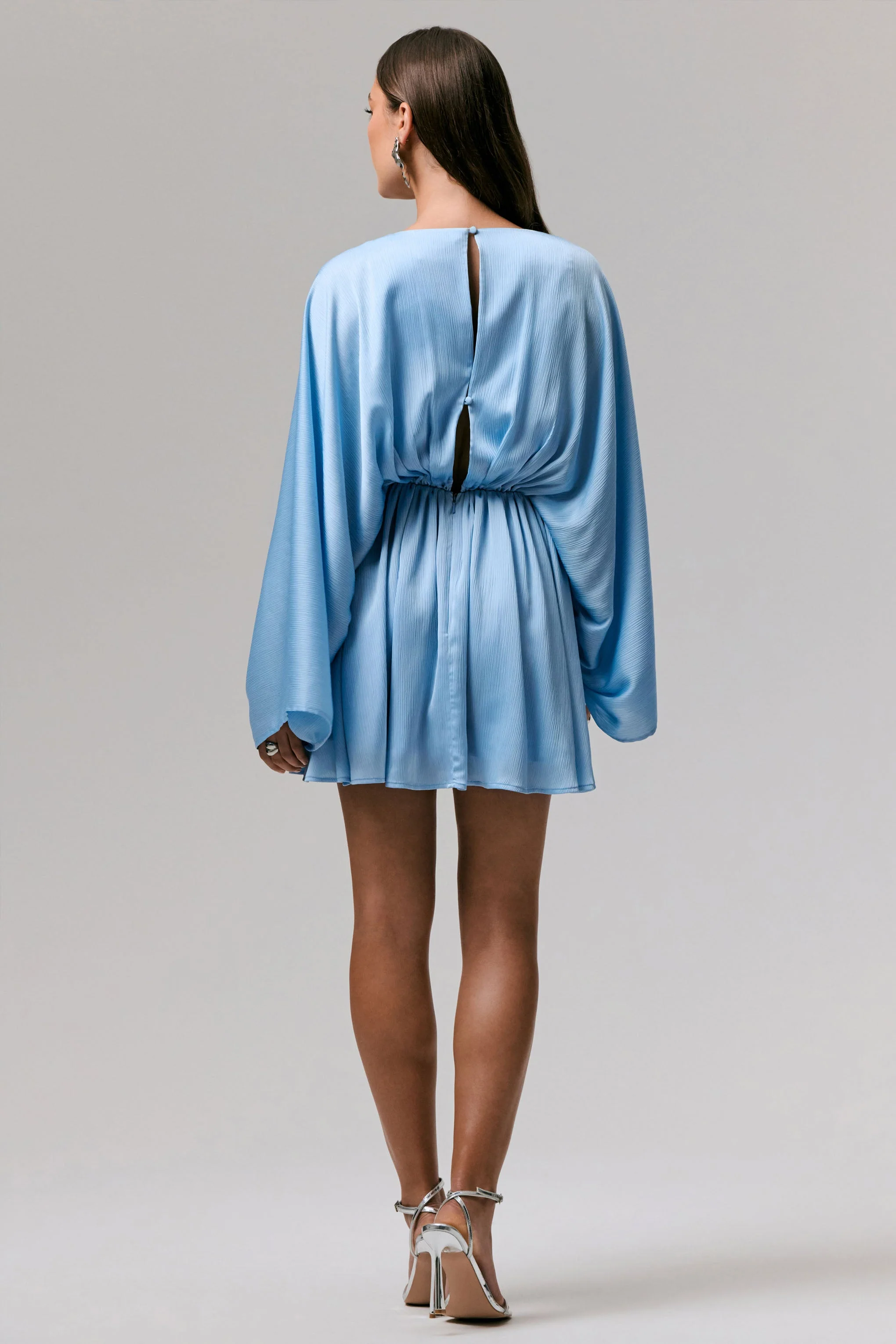 Ocean Flower | Puderblaues drapiertes Minikleid aus Crinkle-Chiffon - Image 2