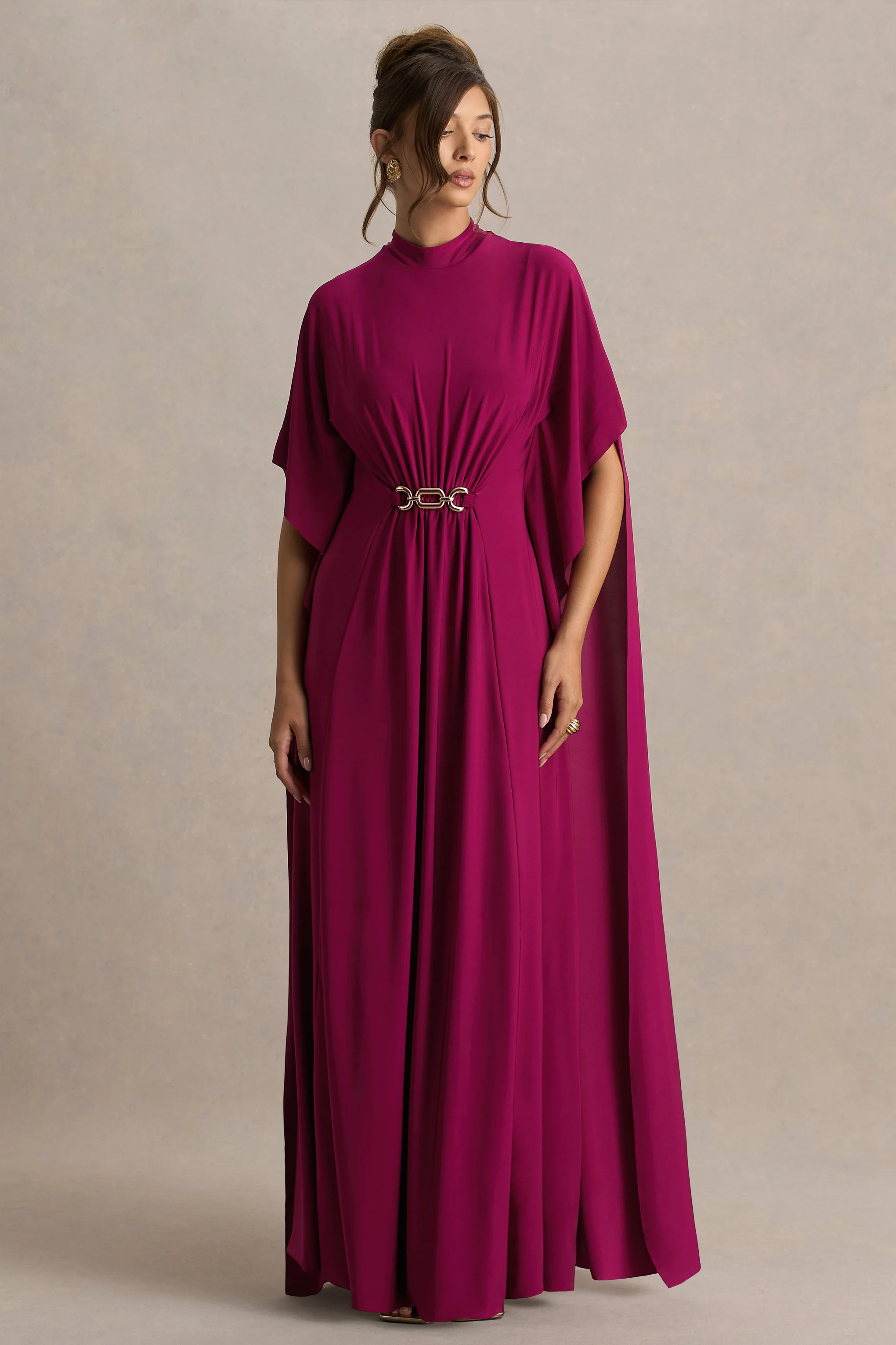 Olessia | Burgunderrotes Maxikleid mit Gürtel, Raffung und Cape-Ärmeln - Image 4