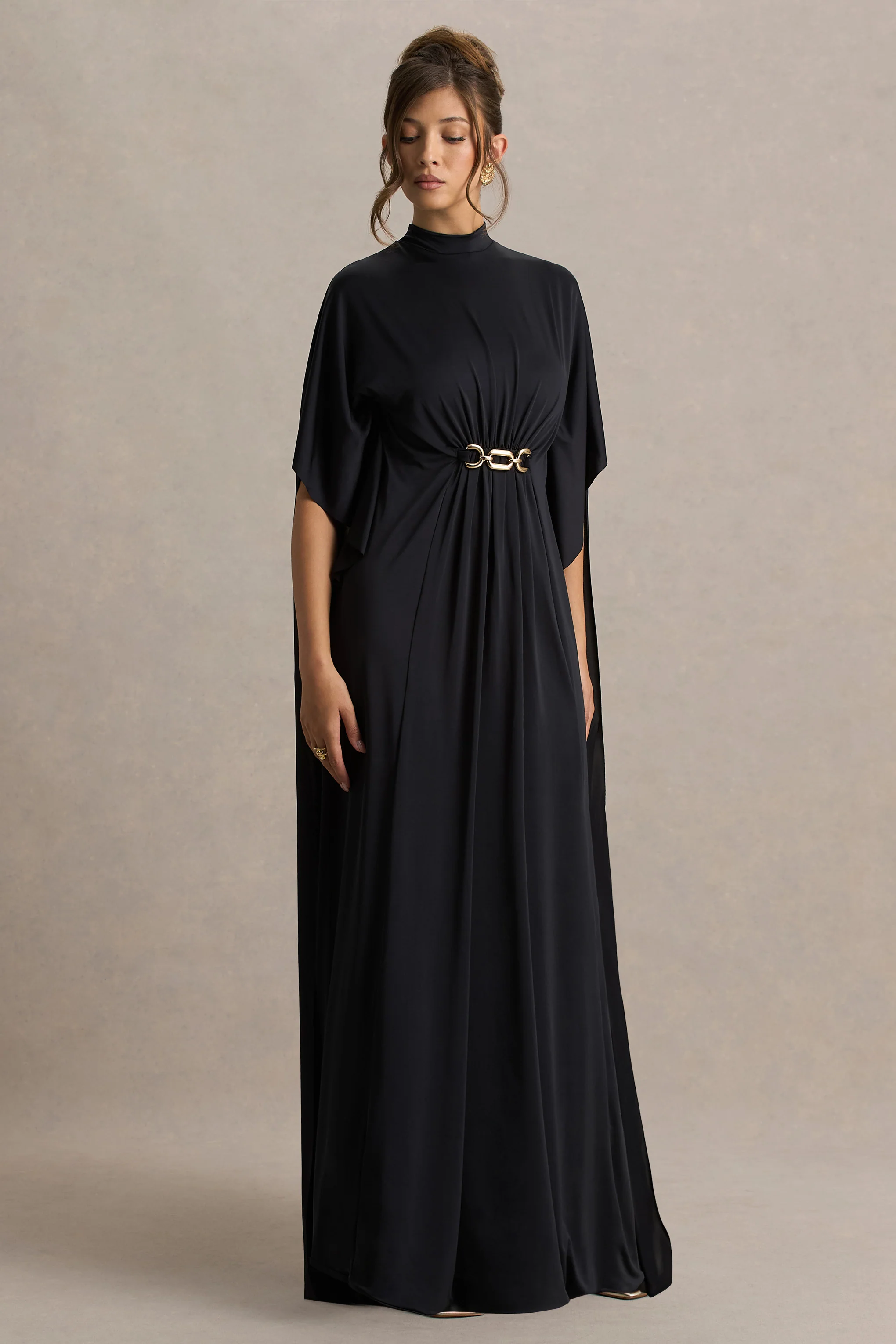 Olessia | Schwarzes Maxikleid mit Gürtel, Raffung und Cape-Ärmeln