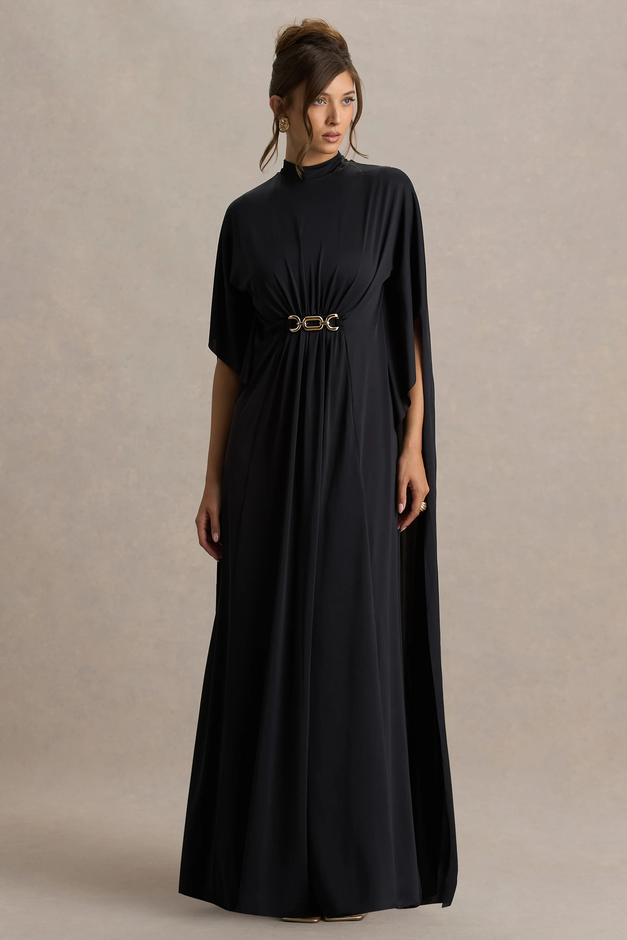 Olessia | Schwarzes Maxikleid mit Gürtel, Raffung und Cape-Ärmeln - Image 4