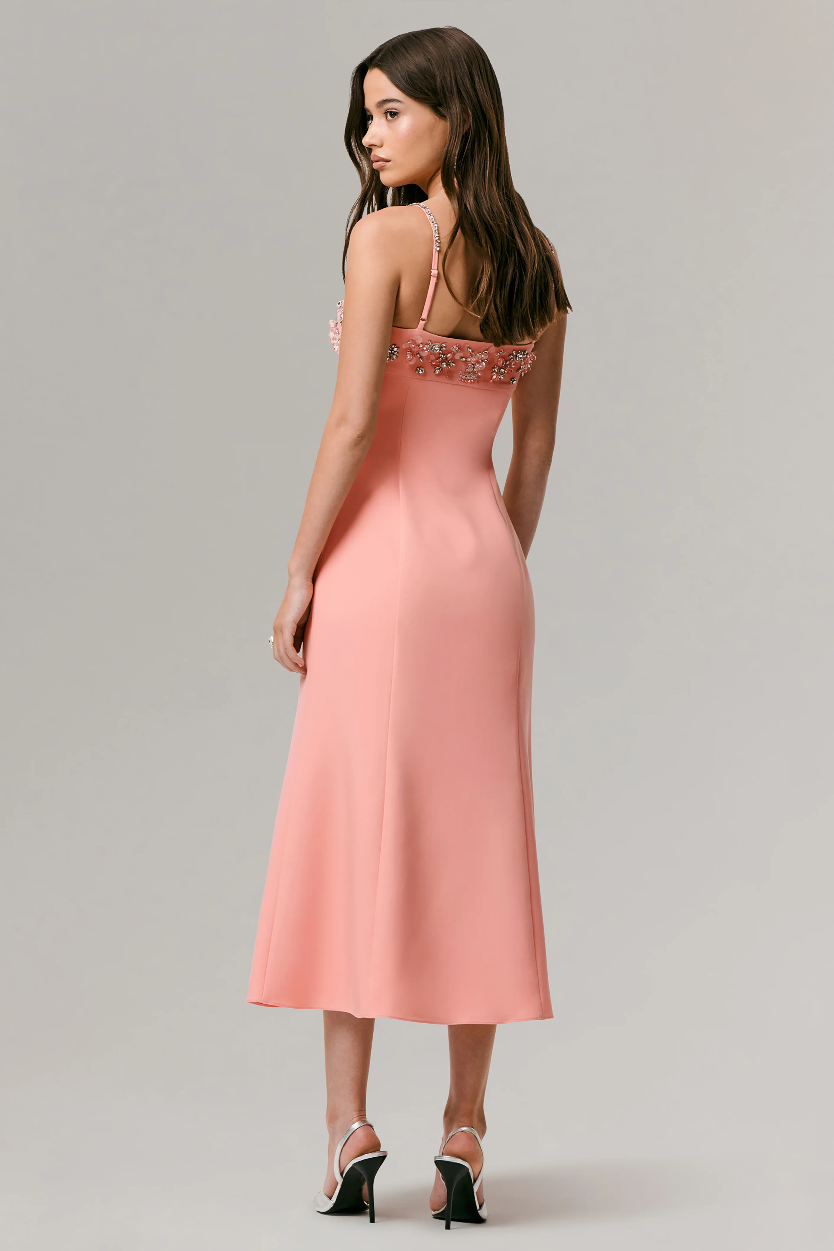 One To Remember | Korallenrotes Midikleid mit eckigem Ausschnitt und Ziersteinen - Image 4