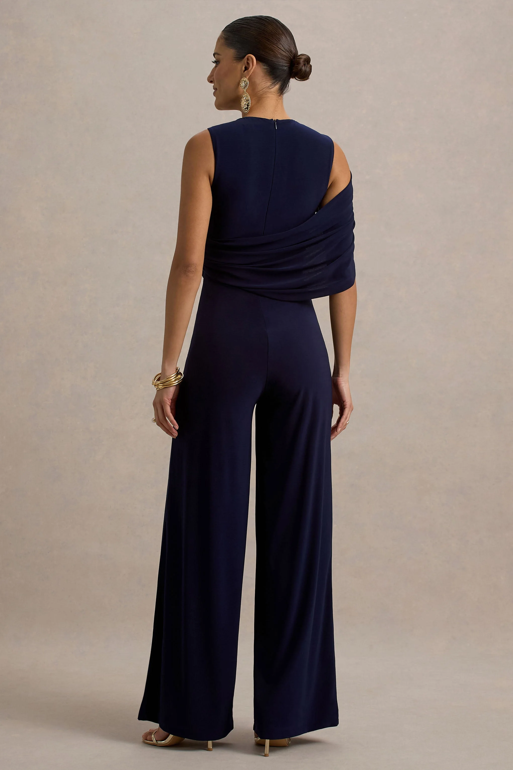 Opulence | Marineblauer Jumpsuit mit Cape-Ärmeln und drapierten Details. - Image 2