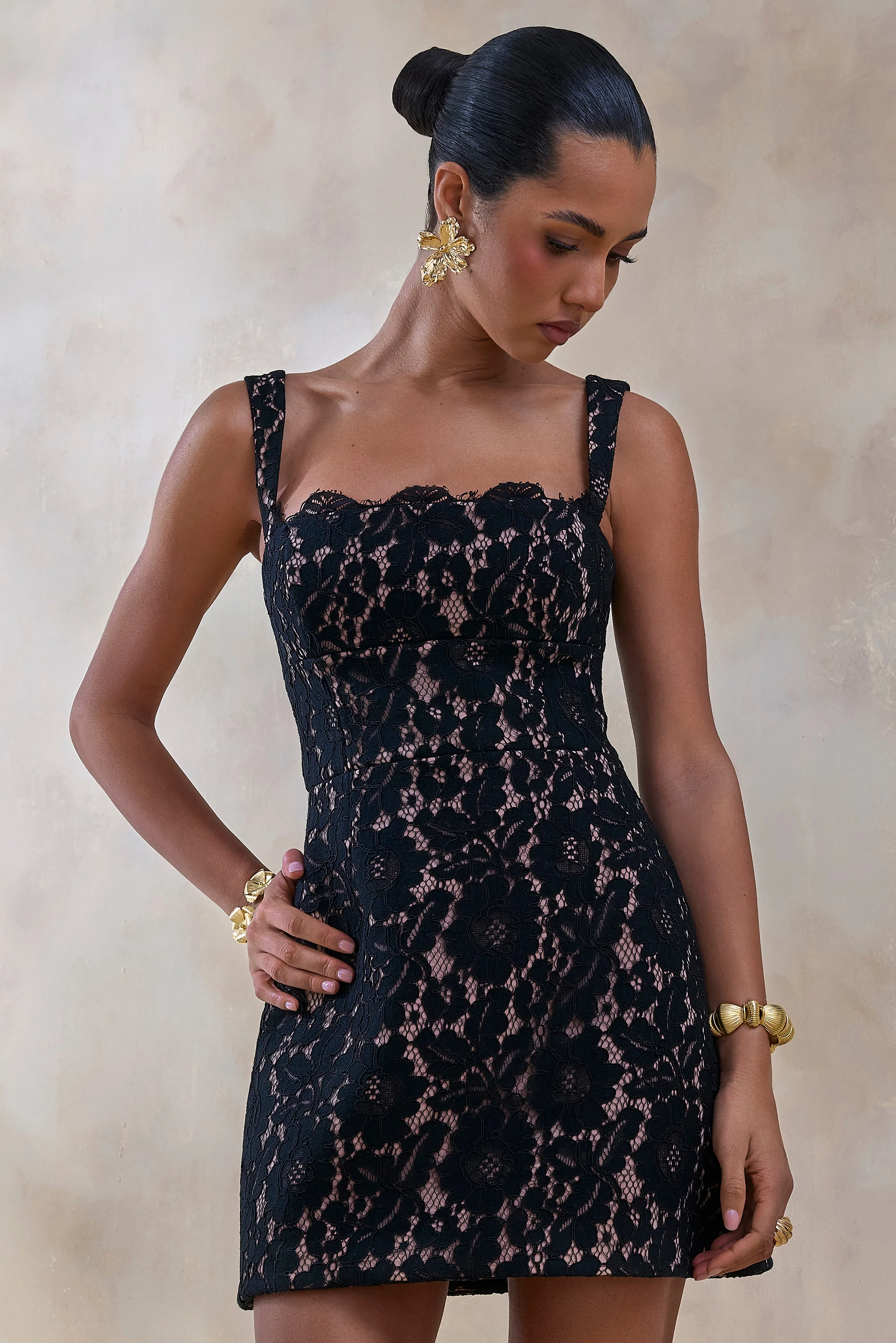 Orelisse | Schwarzes Spitzen Minikleid mit eckigem Ausschnitt - Image 4