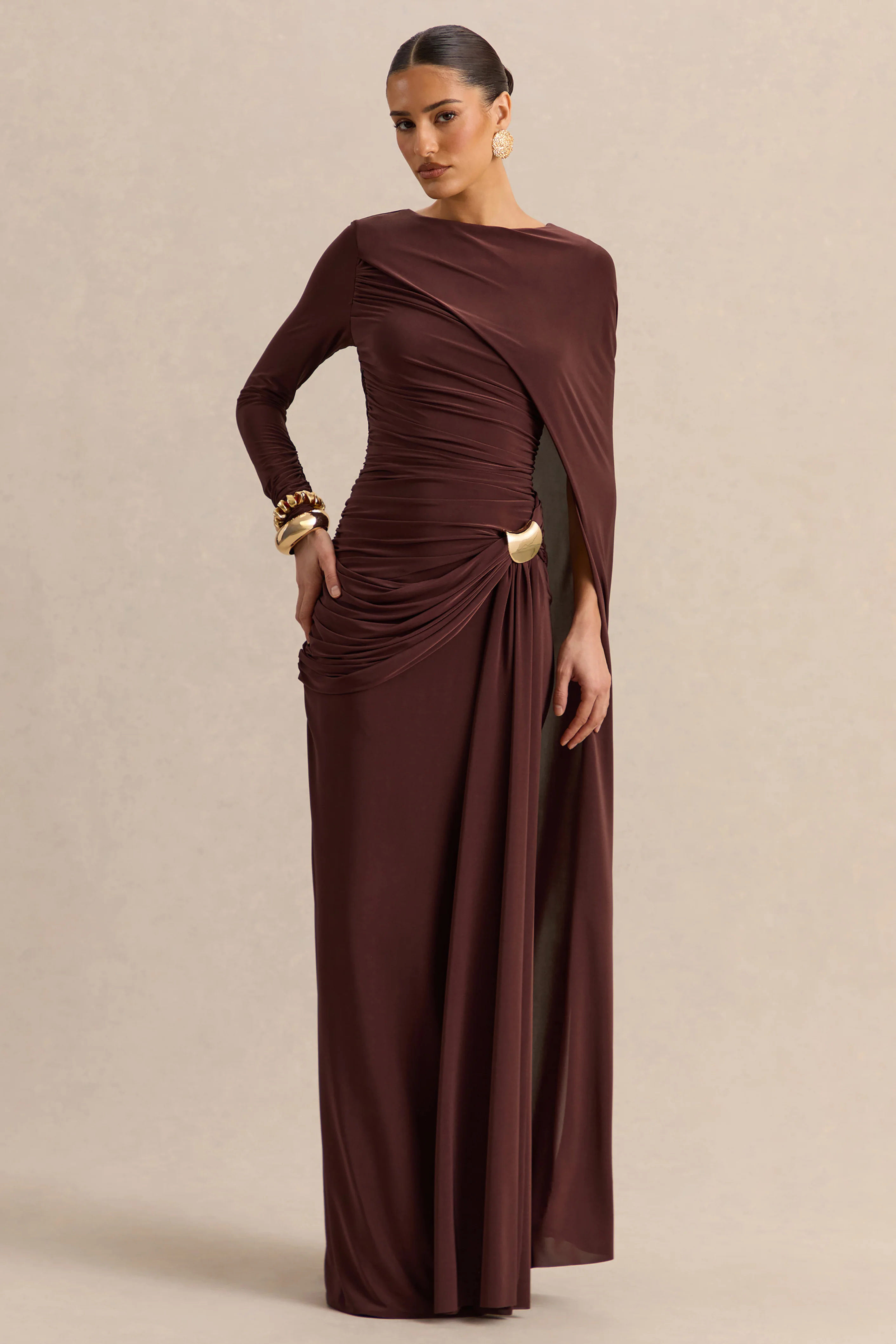 Orintha | Braunes Maxikleid mit U-Boot-Ausschnitt, Cape und Gold-Detail