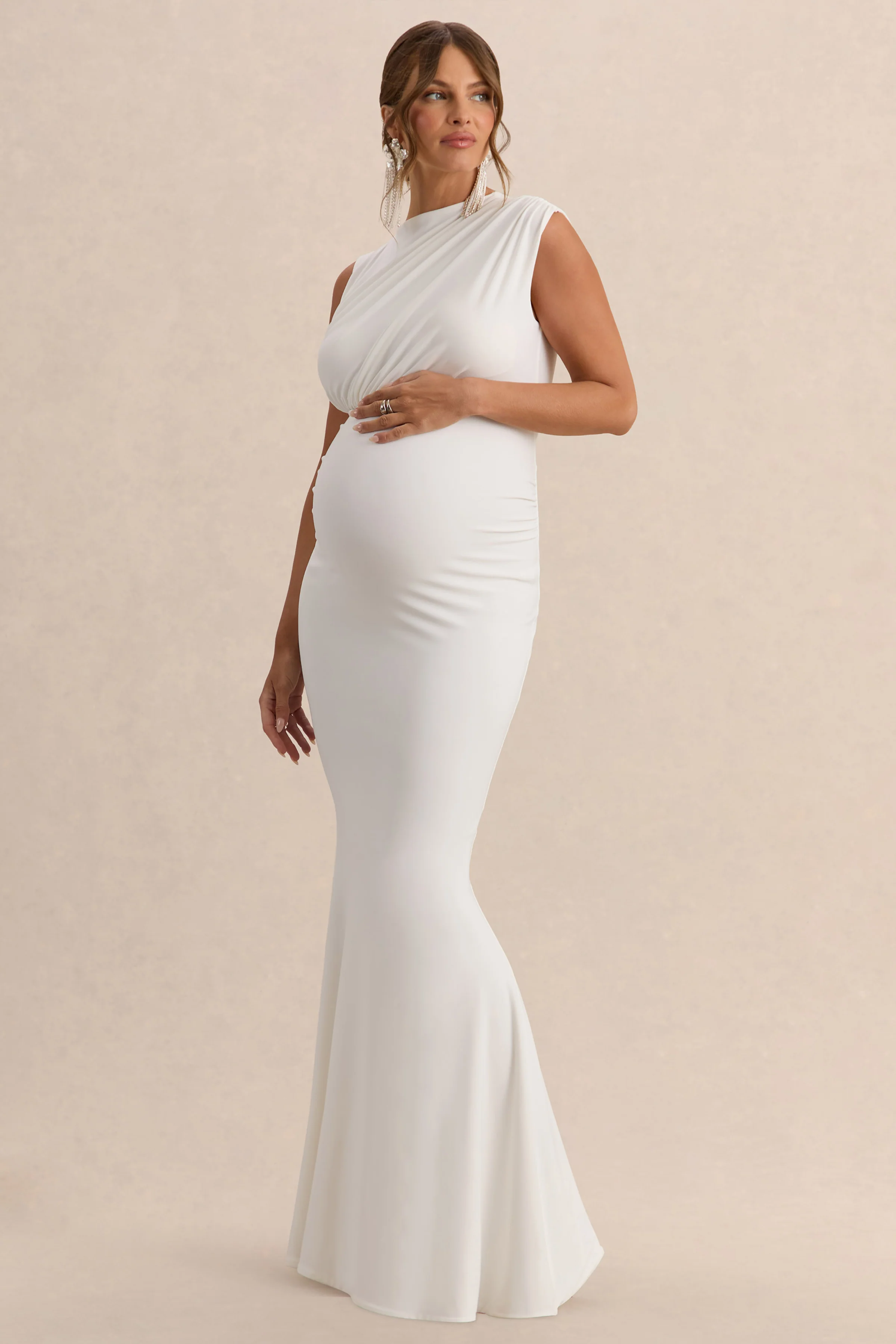Osanna | Weißes Umstands Maxikleid mit weitem Ausschnitt und gerafften Details - Image 5