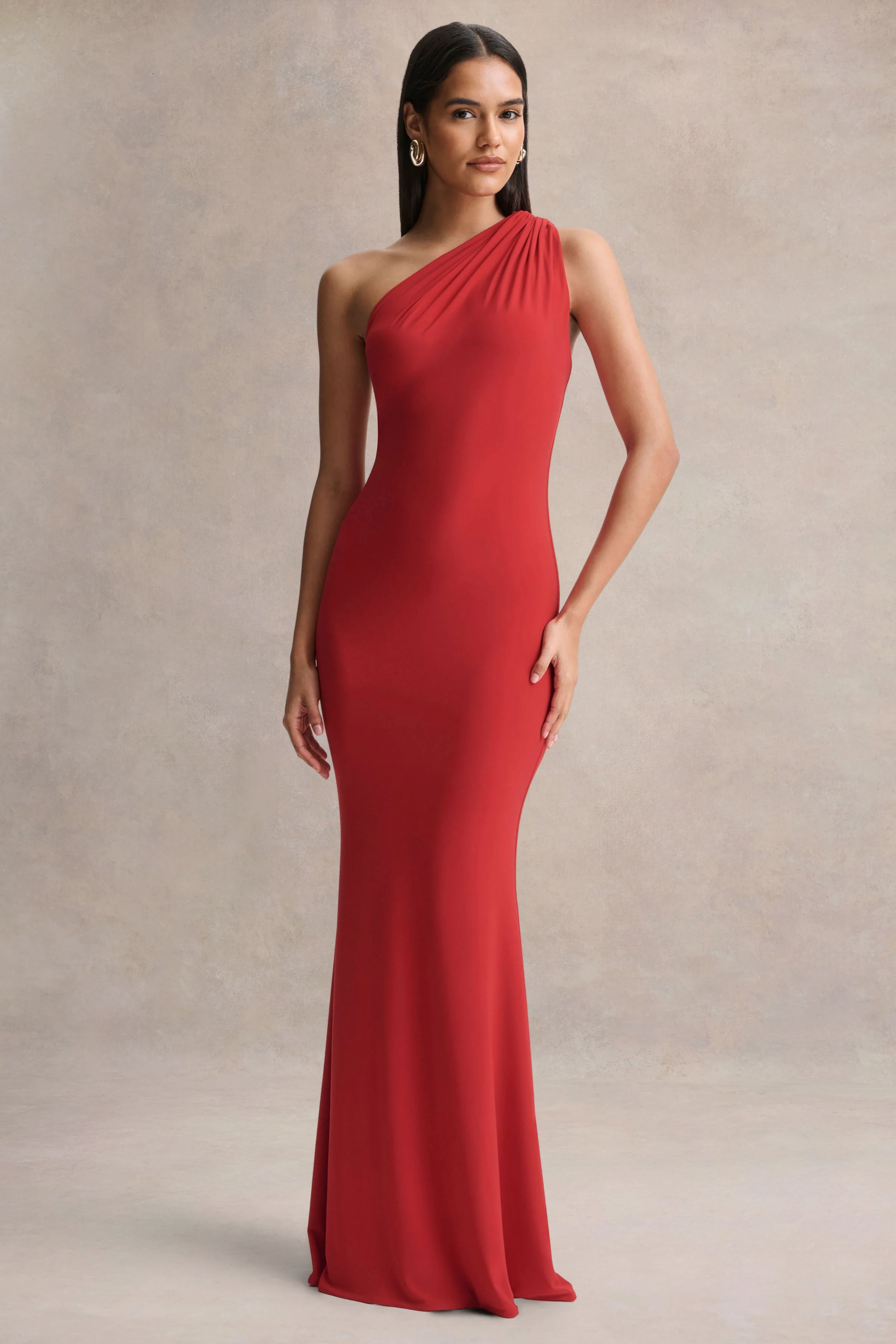 Ottilie | Rotes Maxikleid mit asymmetrischem Ausschnitt und gedrehtem Detail