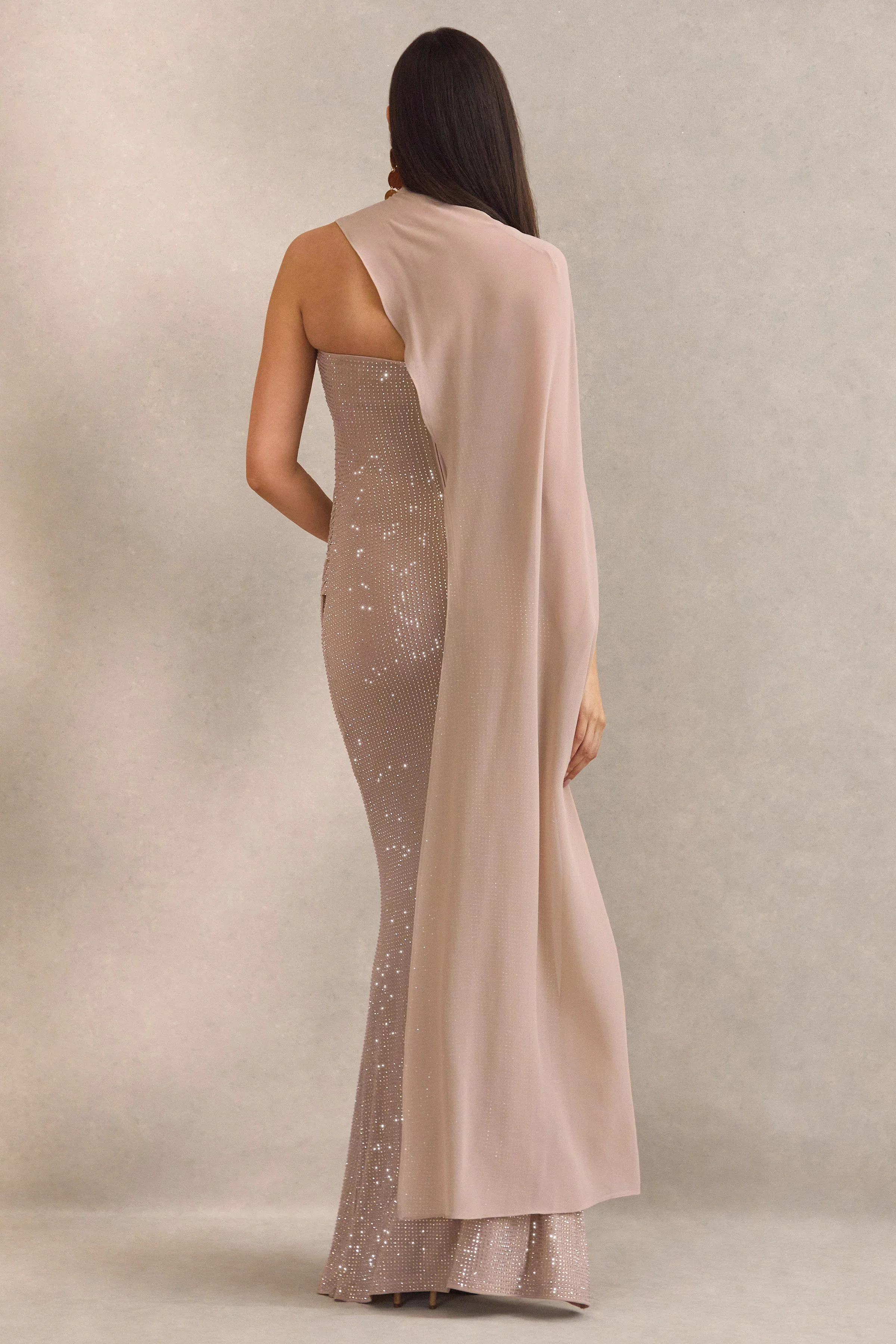 Ottoline | Champagnerfarbenes Umstands-Maxikleid mit asymmetrischem Ausschnitt und transparentem Cape - Image 2