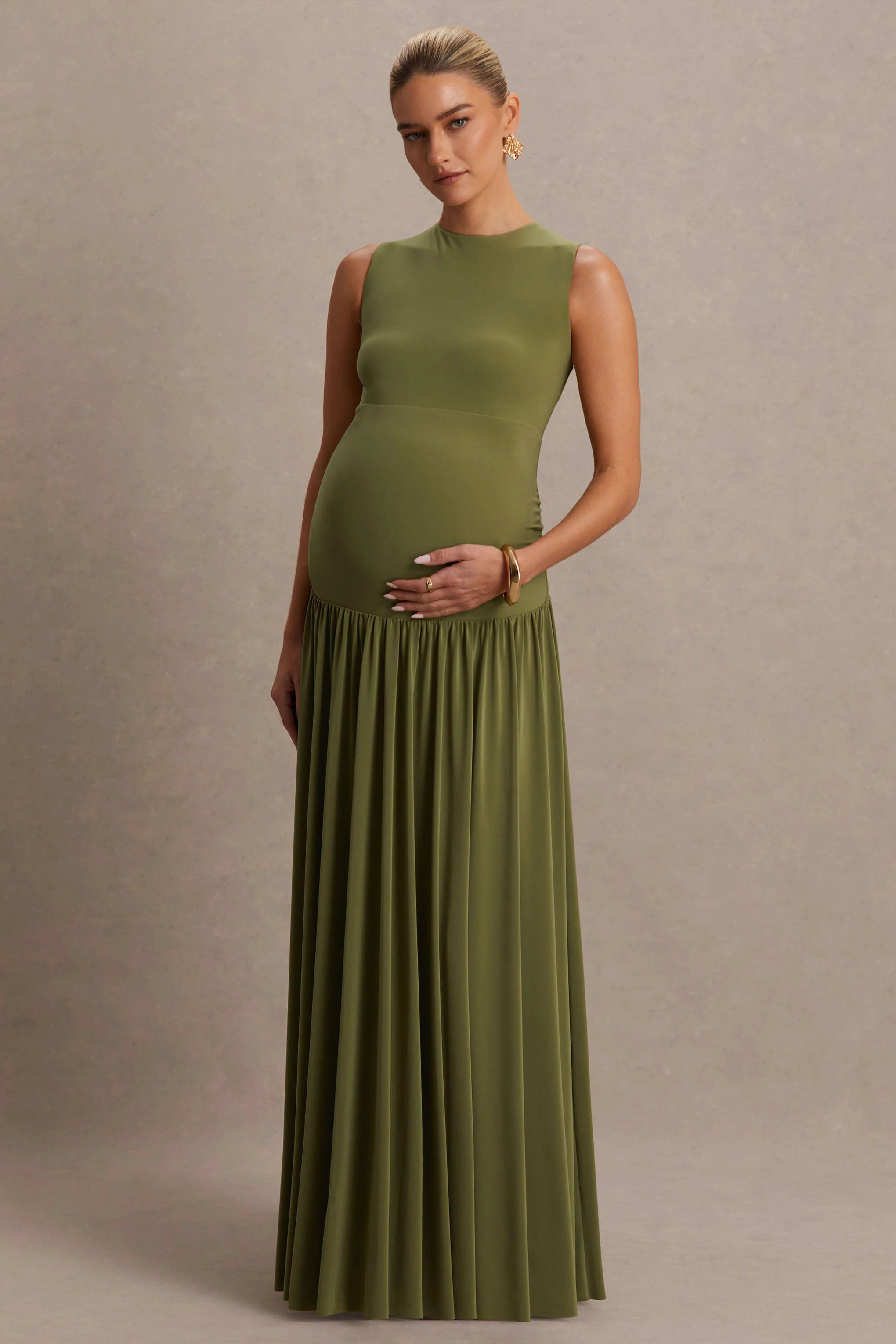 Outline | Olivfarbenes Umstands-Maxikleid mit Rundhalsausschnitt und plissiertem Rock - Image 4