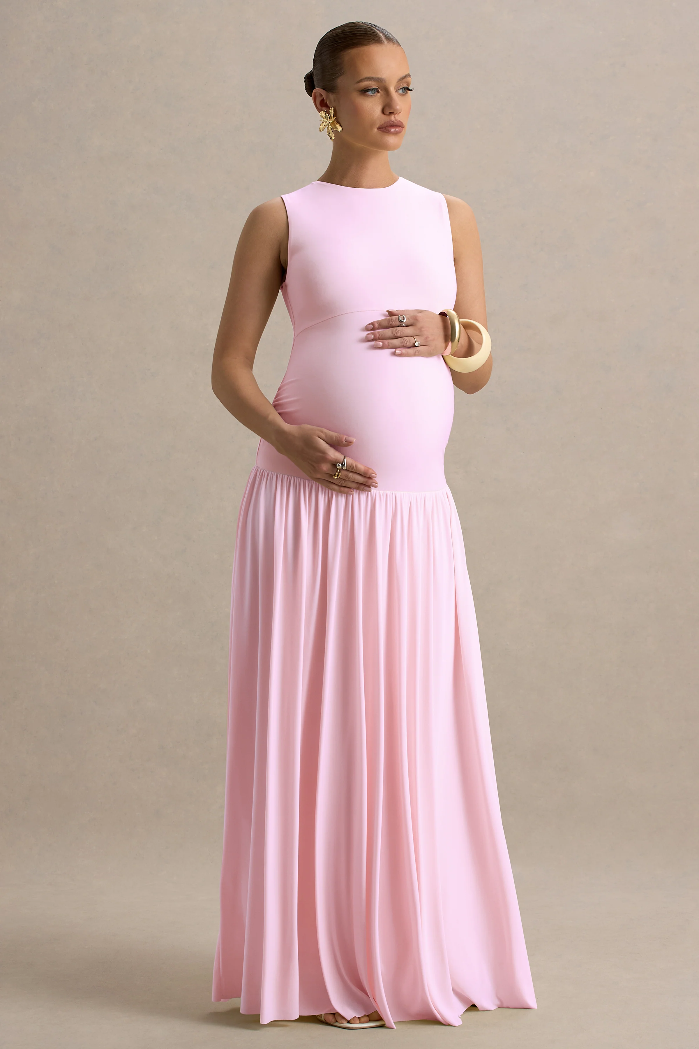 Outline | Rosa Umstands-Maxikleid mit Rundhalsausschnitt und plissiertem Rock