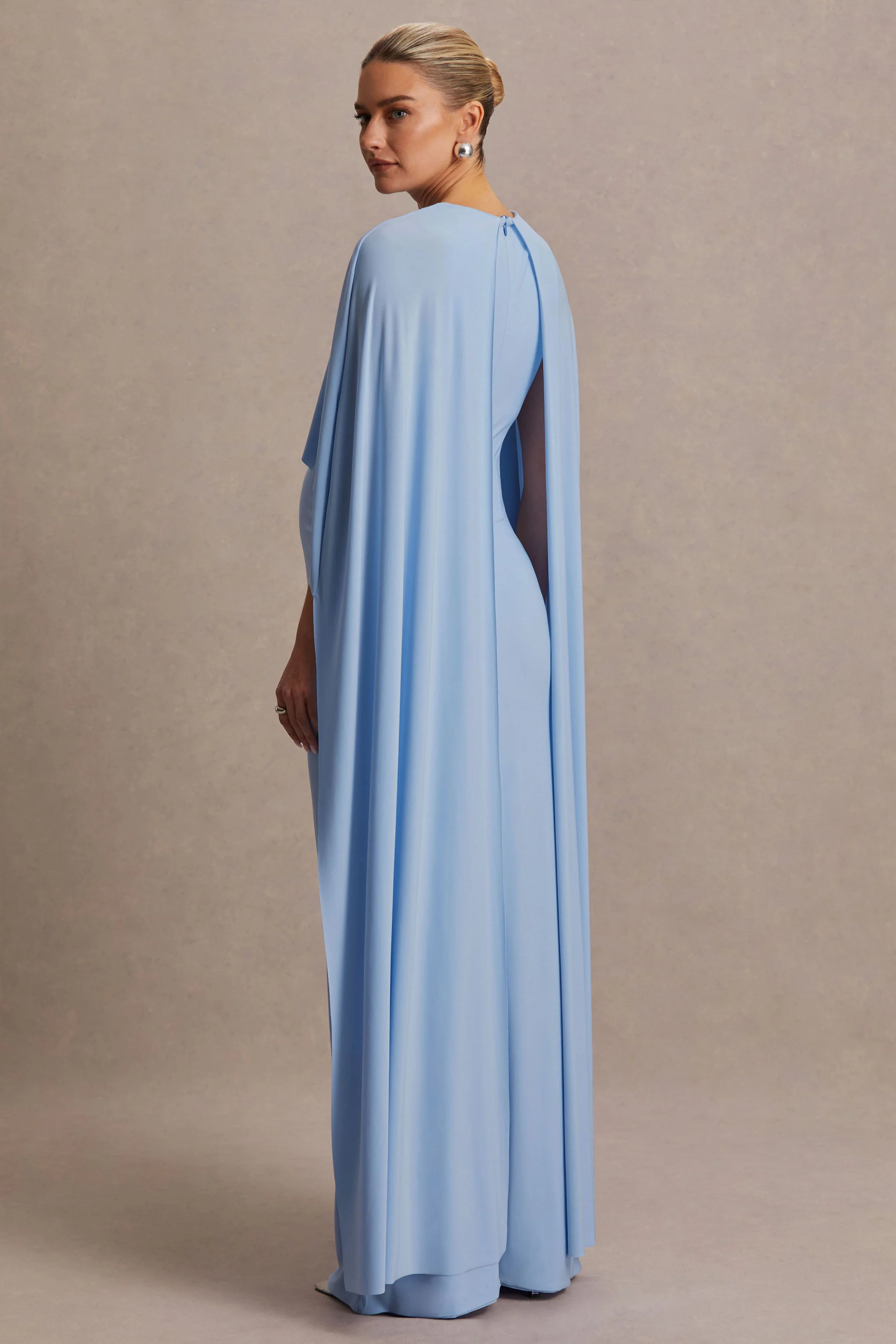 Padma | Hellblaues Umstands-Maxikleid mit Drapierung und Cape-Ärmeln - Image 2