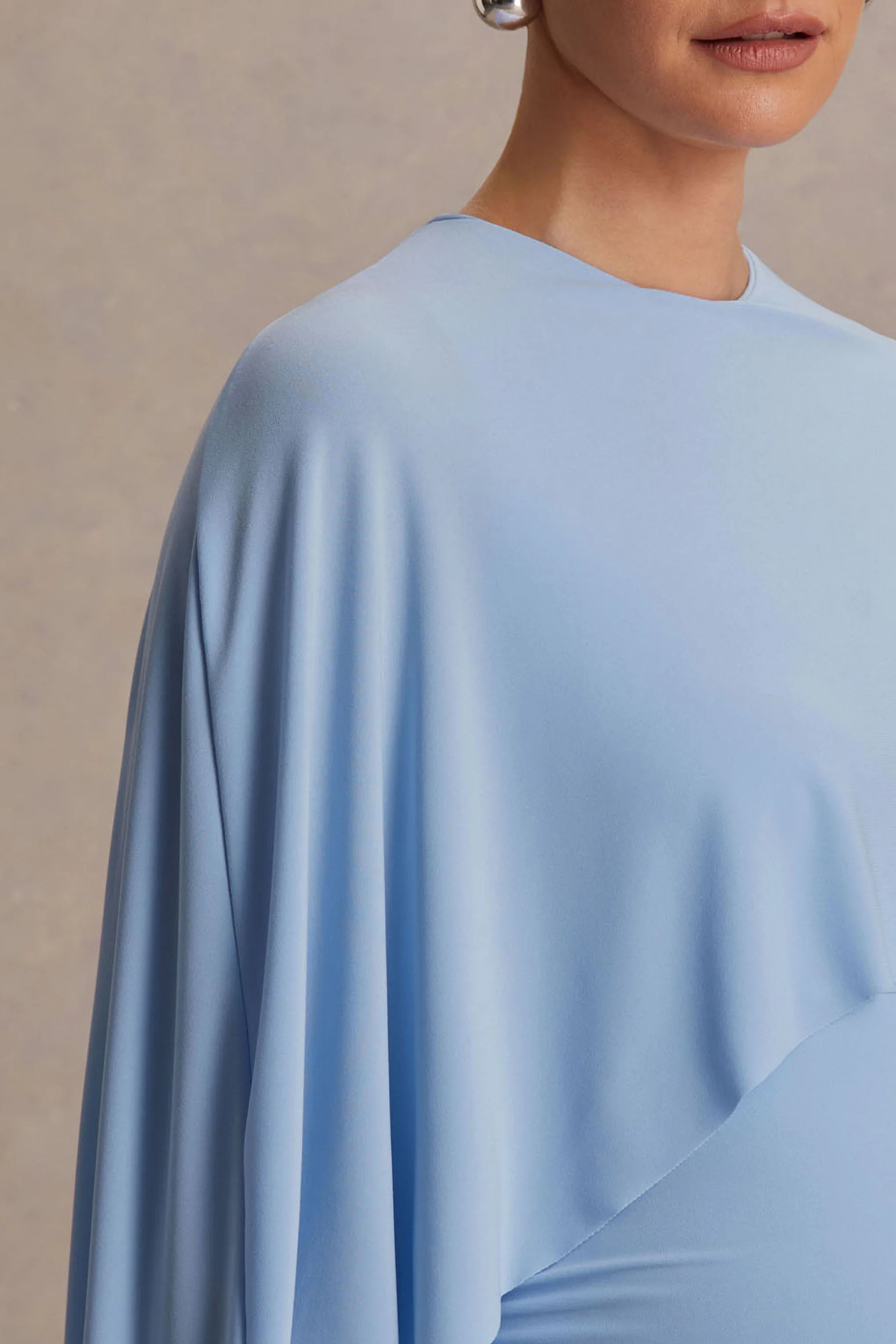 Padma | Hellblaues Umstands-Maxikleid mit Drapierung und Cape-Ärmeln - Image 3