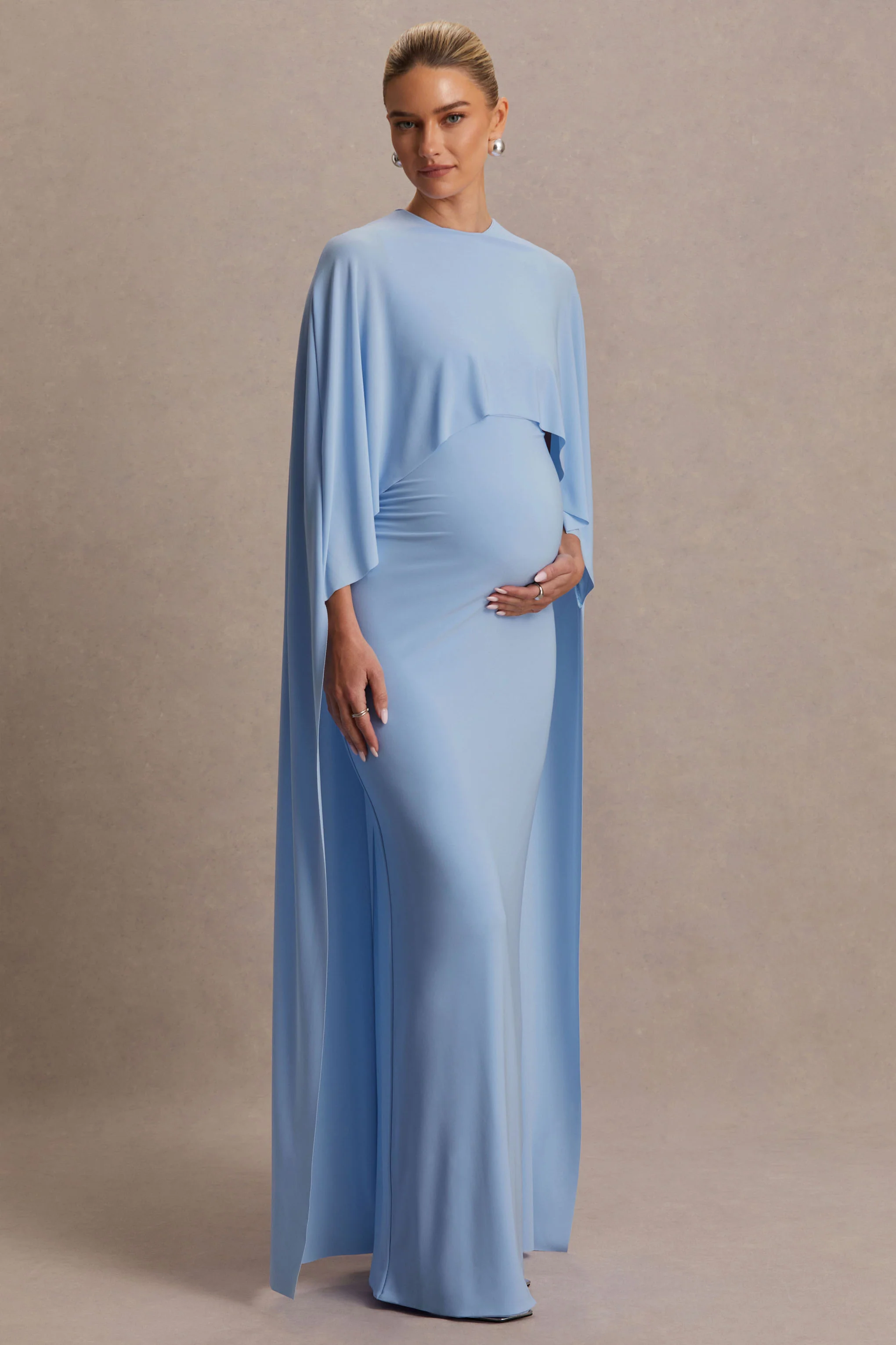 Padma | Hellblaues Umstands-Maxikleid mit Drapierung und Cape-Ärmeln - Image 5