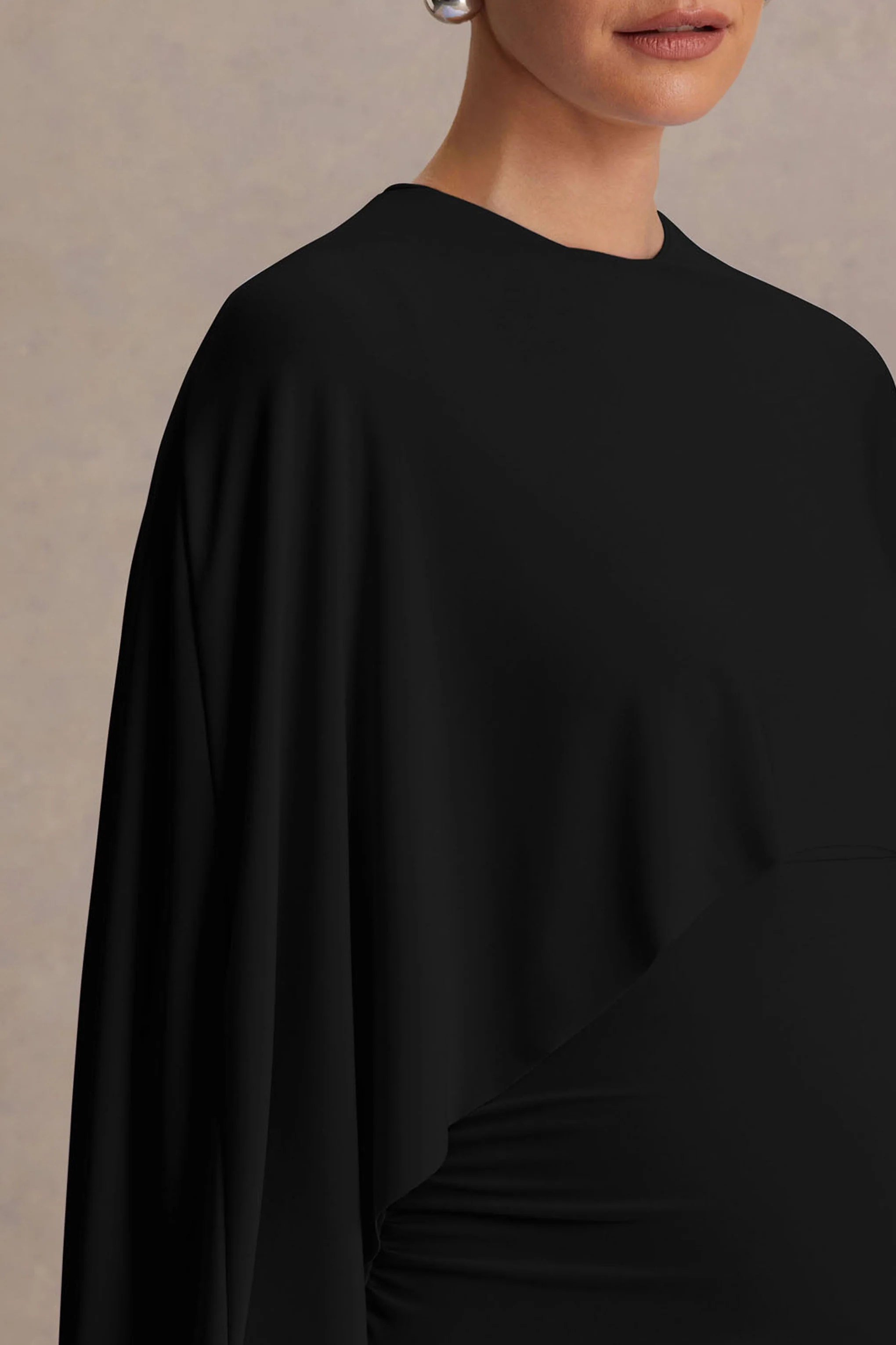 Padma | Schwarzes Umstands-Maxikleid mit Drapierung und Cape-Ärmeln - Image 3