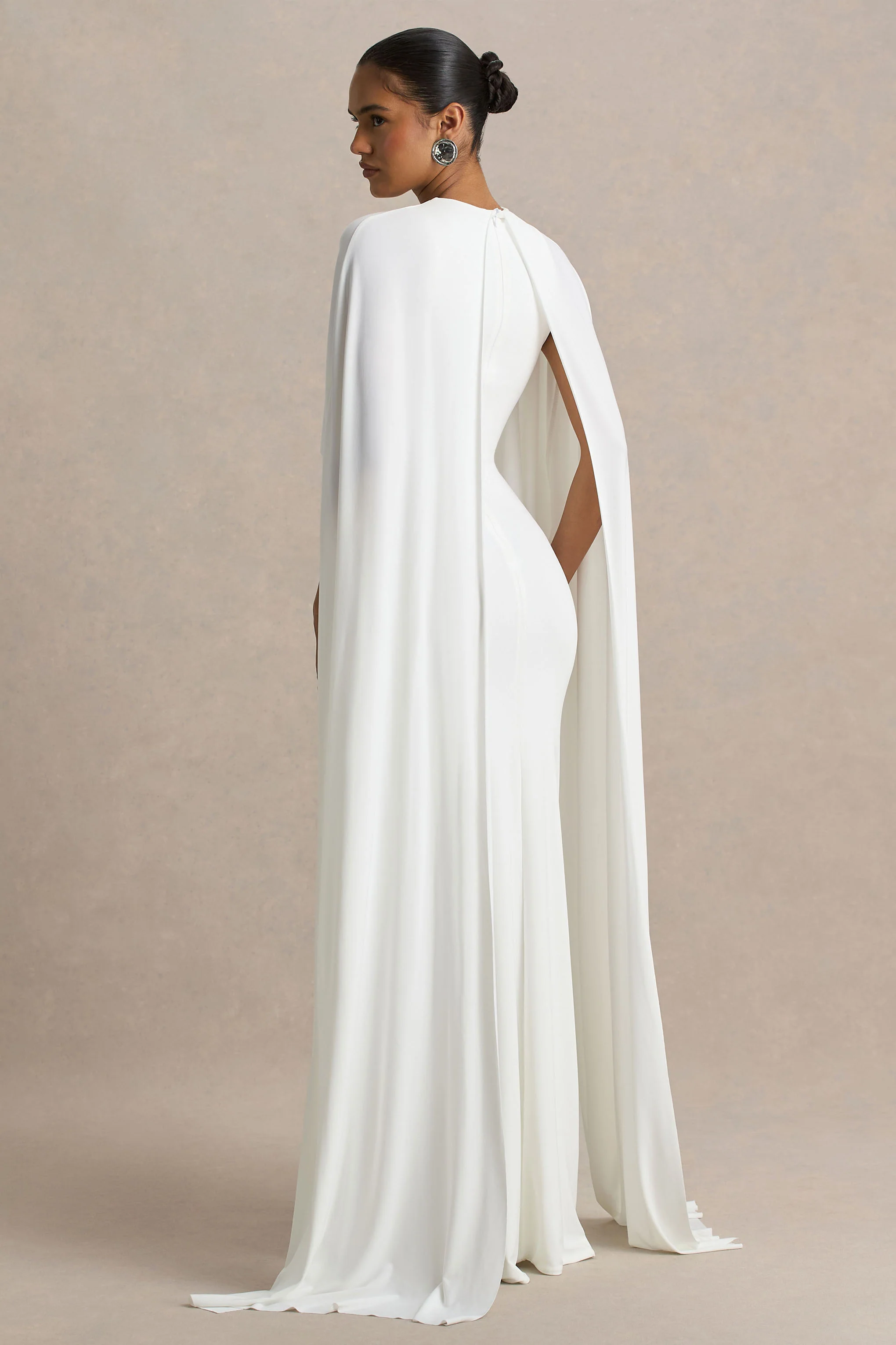 Padma | Weißes drapiertes Maxikleid mit Cape-Ärmeln - Image 2