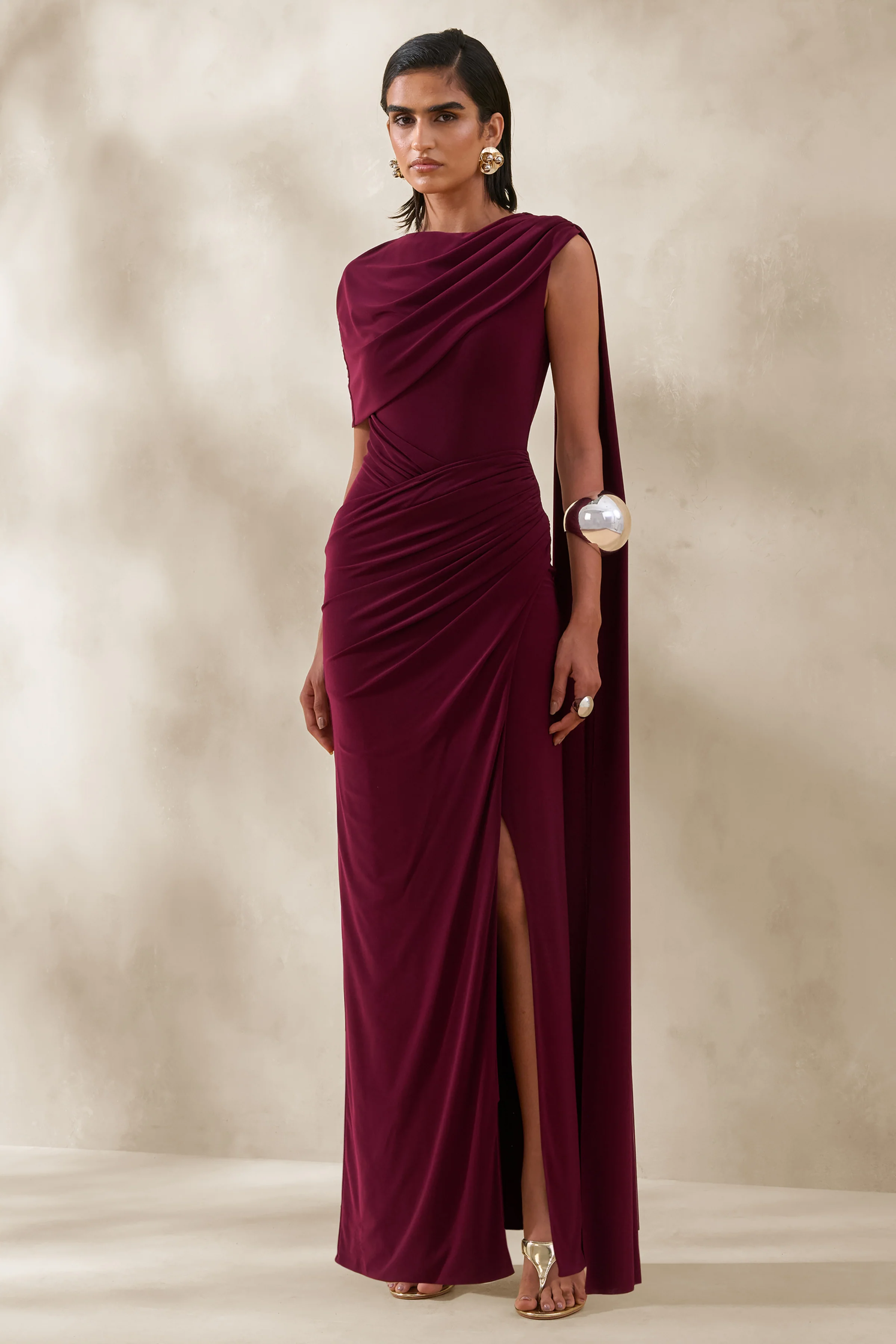 Palomara | Bordeauxfarbenes Maxikleid mit Rundhalsausschnitt, Schärpe und hohem Schlitz
