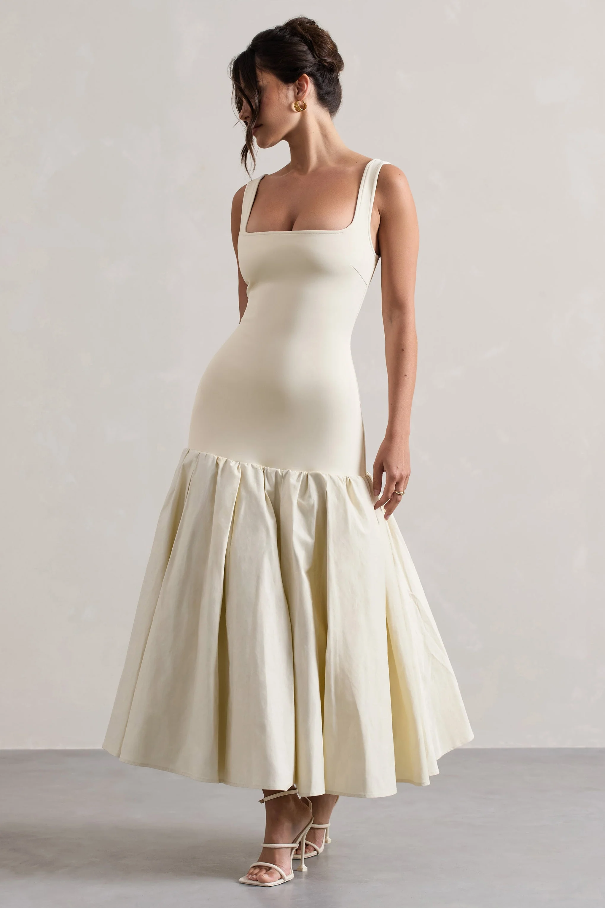 Parida | Cremefarbenes Popeline Midikleid mit tiefer Taille und Schößchen - Image 4