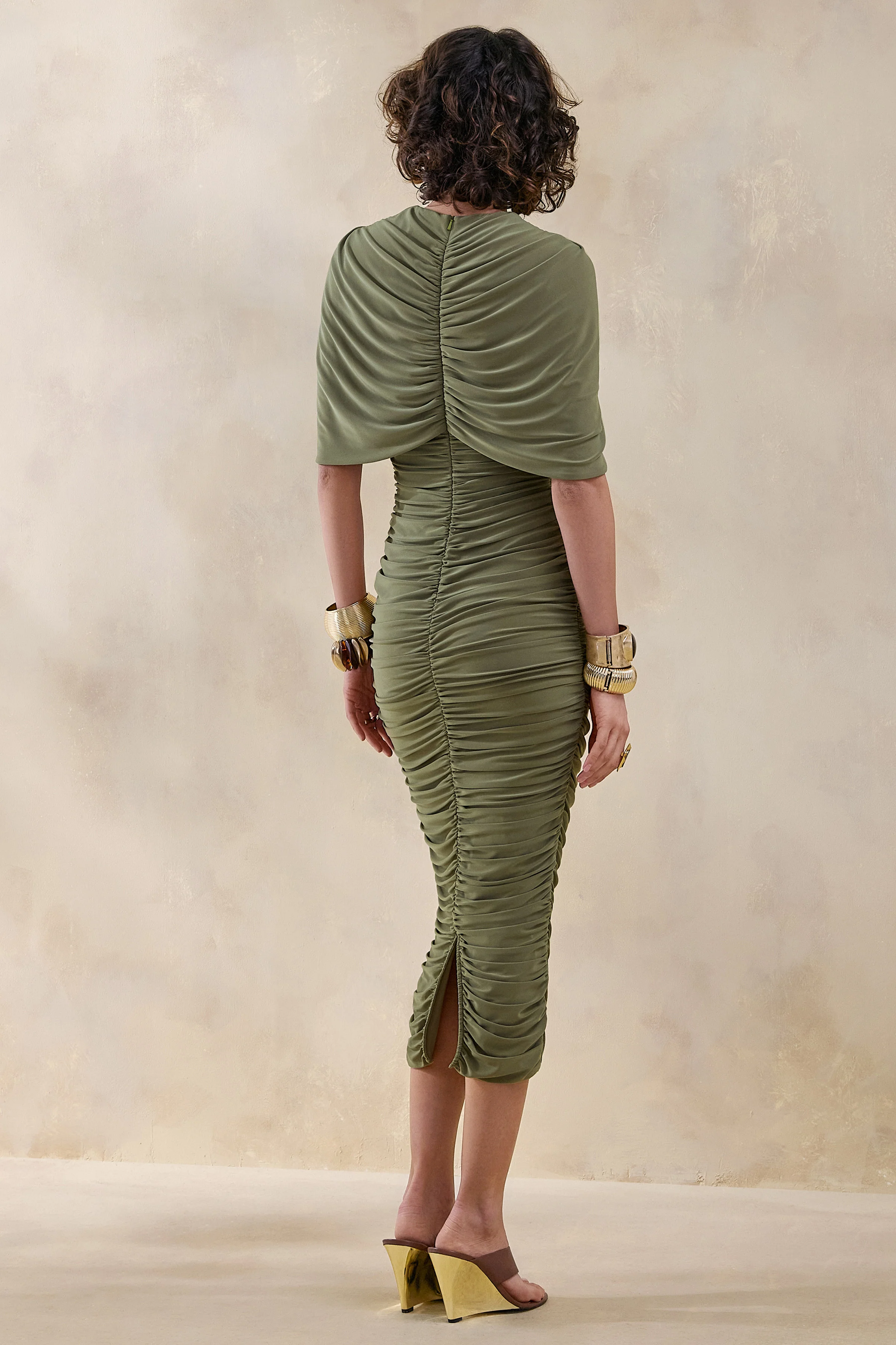 Parisia | Olivgrünes Midikleid mit Rundhalsausschnitt und Cape-Detail - Image 2