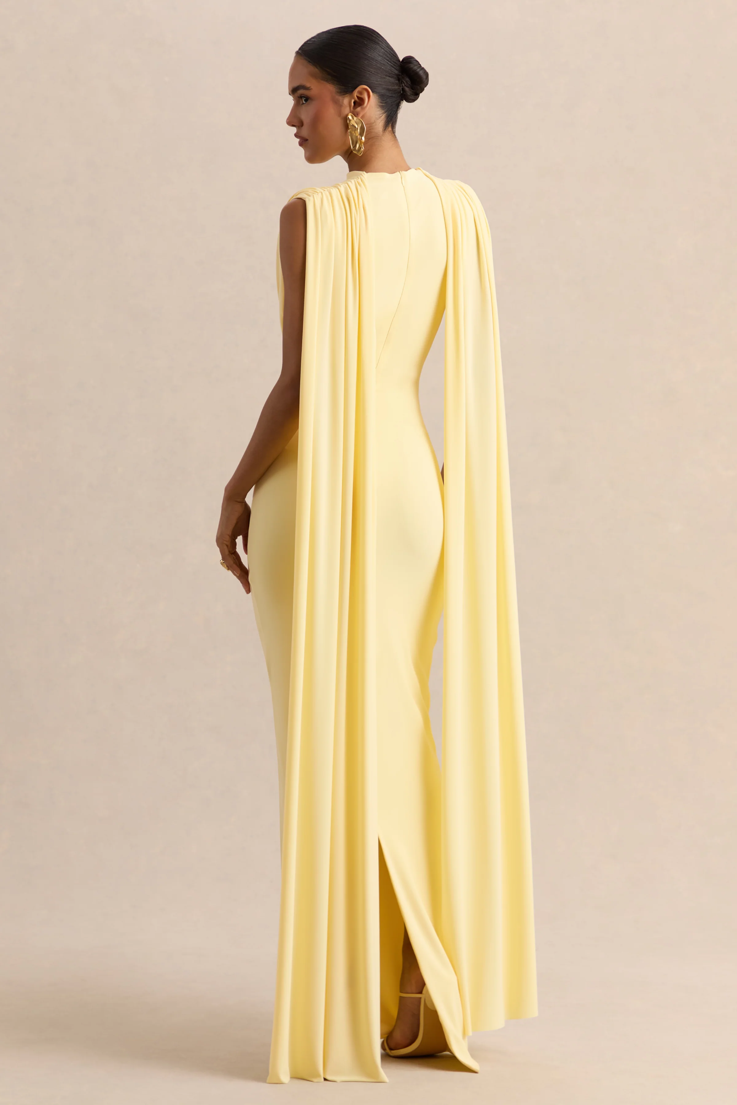 Patrina | Zitronengelbes Maxikleid mit hohem Ausschnitt, Drapierung und Cape-Ärmeln - Image 2
