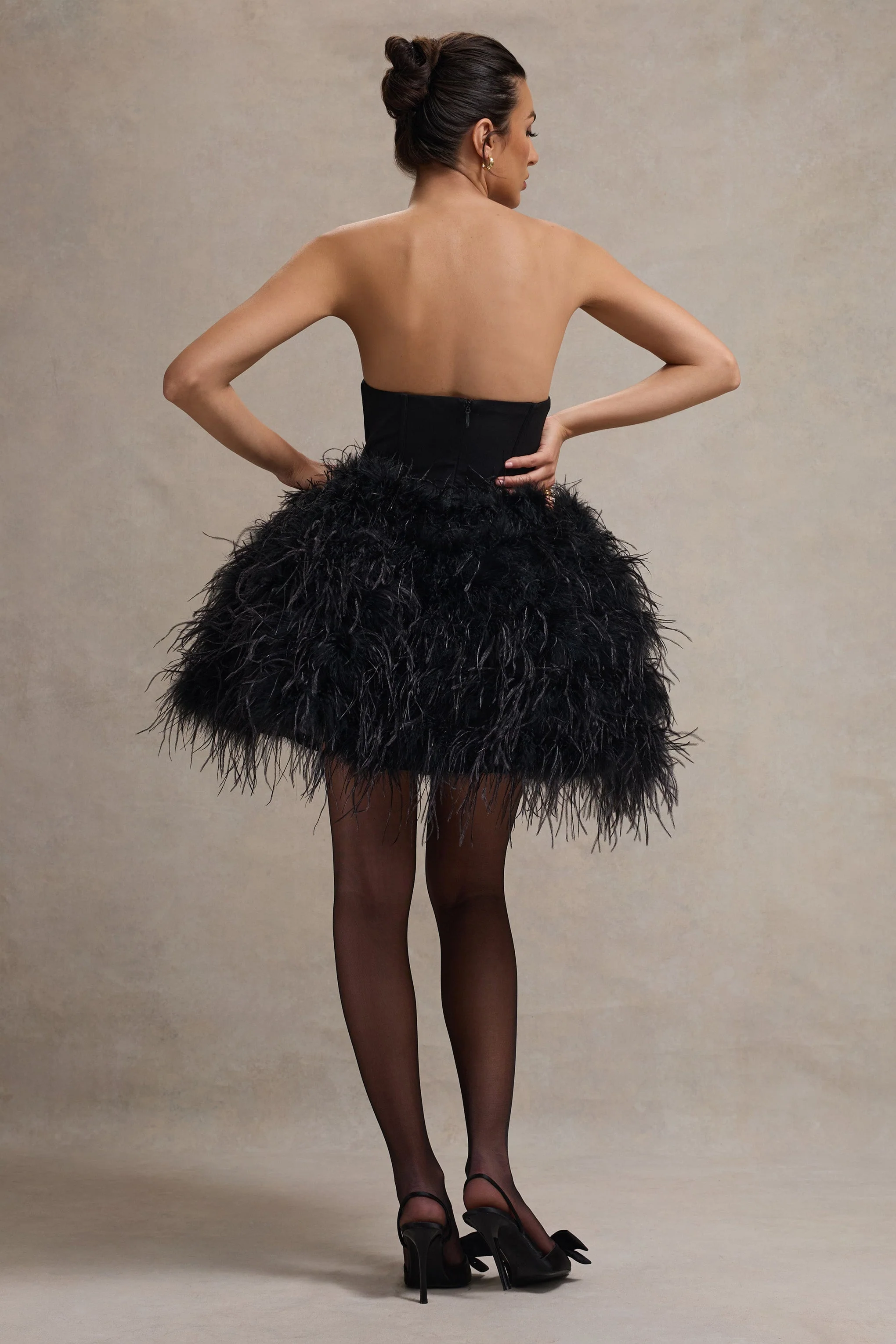 Peaches | Schwarzes trägerloses Minikleid mit voluminösem Feder-Saum. - Image 2