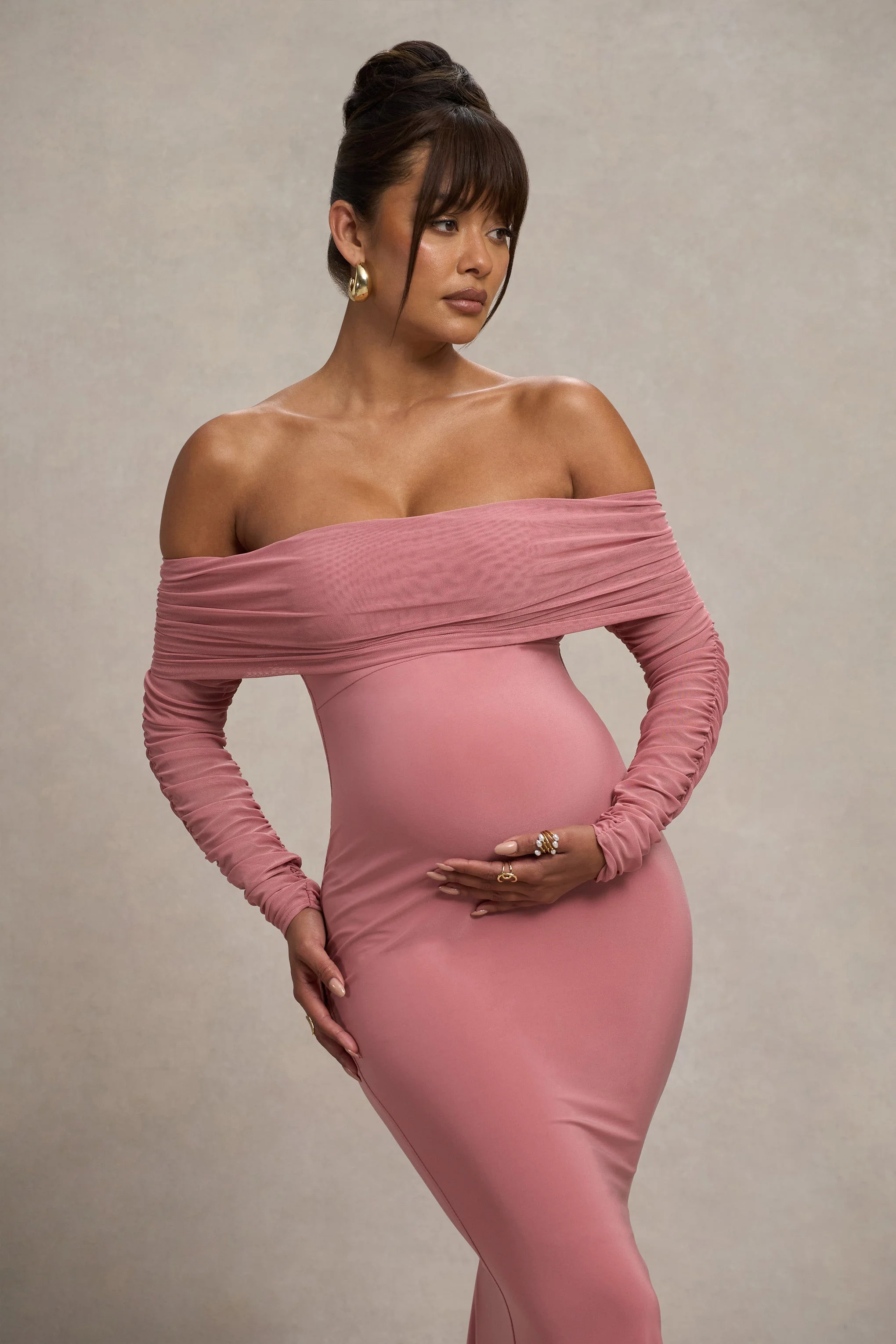 Pretty Perfect | Blassrosa Umstand Maxikleid mit Raffung aus Mesh und Bardot-Ausschnitt - Image 3