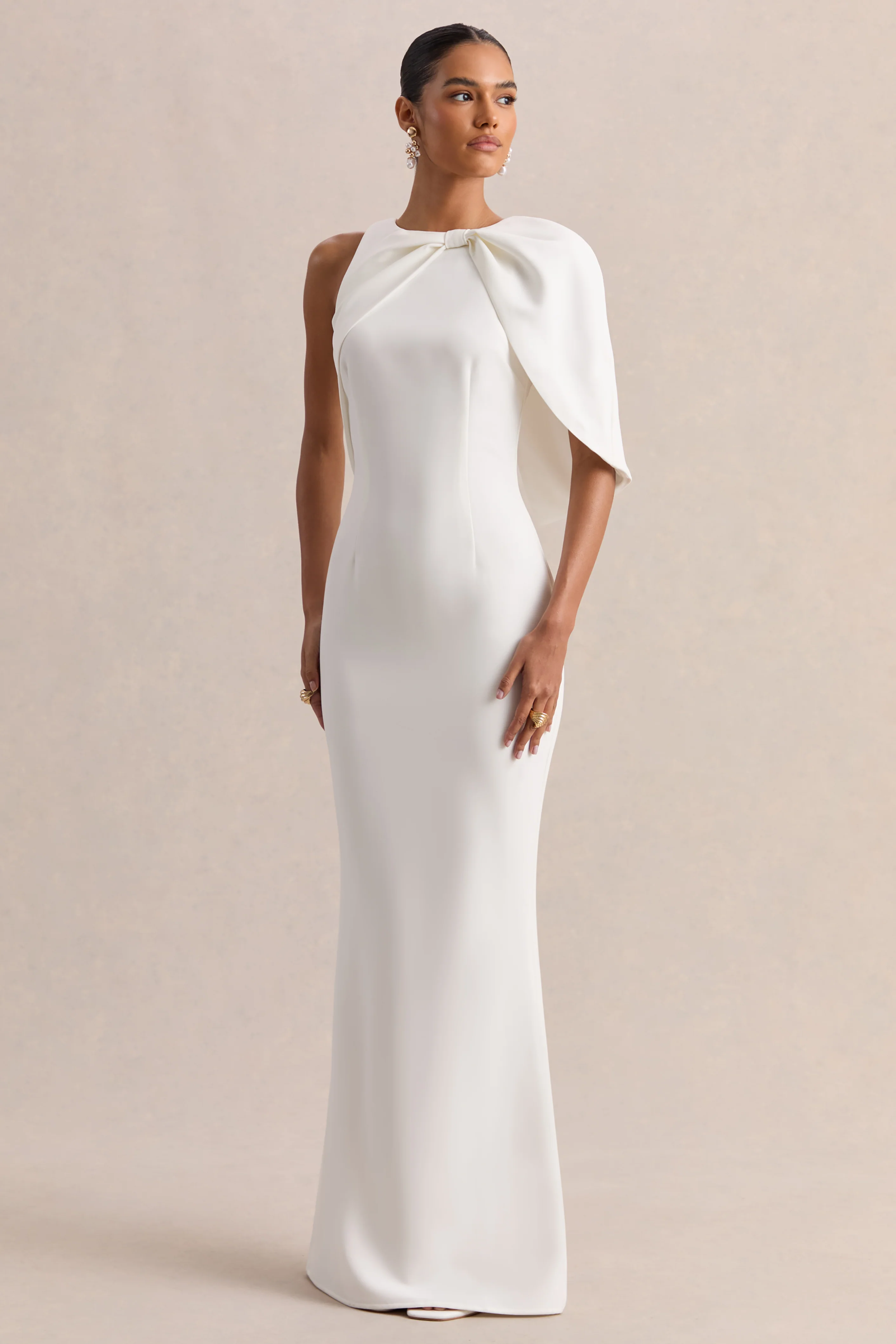 Quira | Weißes Maxikleid mit Asymmetrischem Ausschnitt und Cape-Ärmeln - Image 5