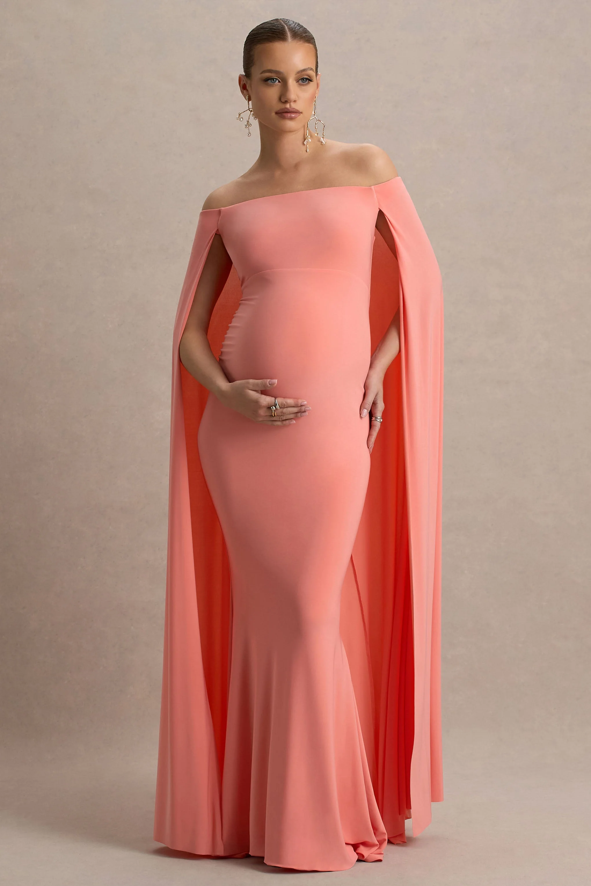 Radiance | Coral Bardot-Umstands-Maxikleid mit Cape - Image 5