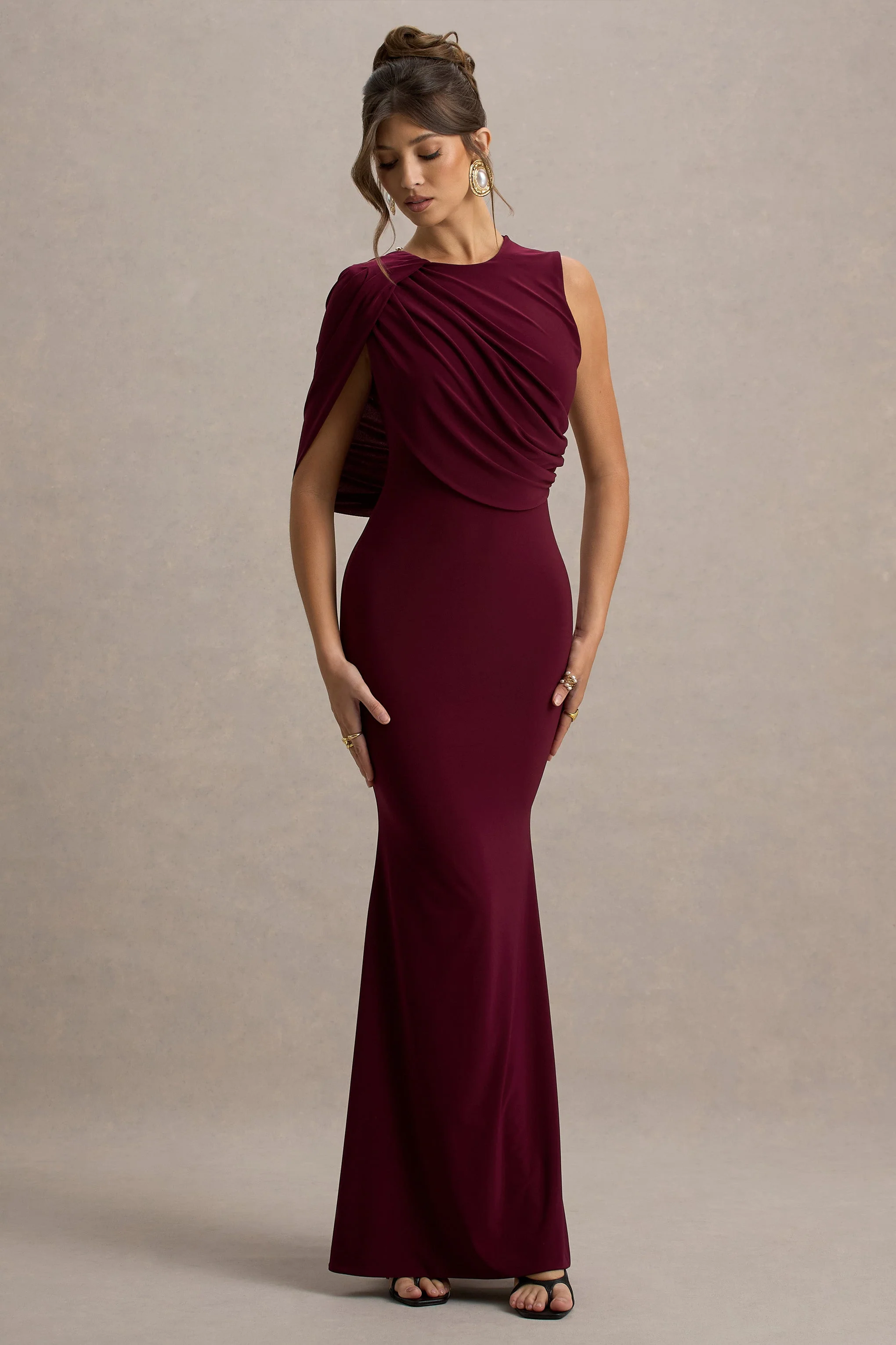 Rae | Burgunderrotes Maxikleid mit einärmligem Cape