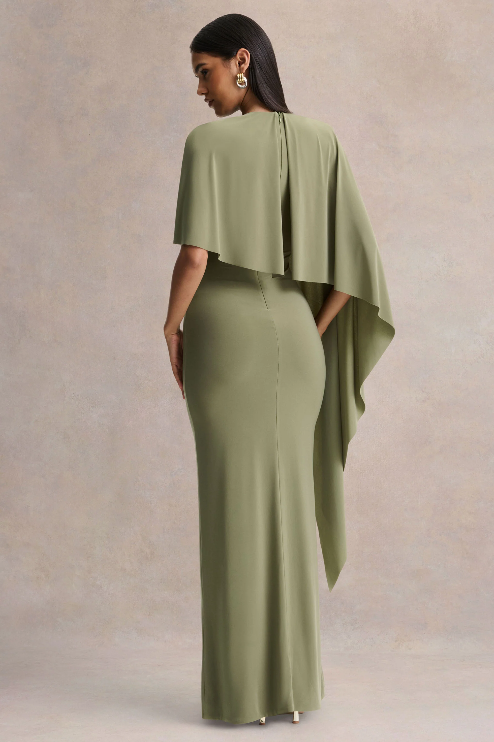 Ravena | Olivfarbenes Maxikleid mit Rundhalsausschnitt und asymmetrischem Cape-Ärmel - Image 2