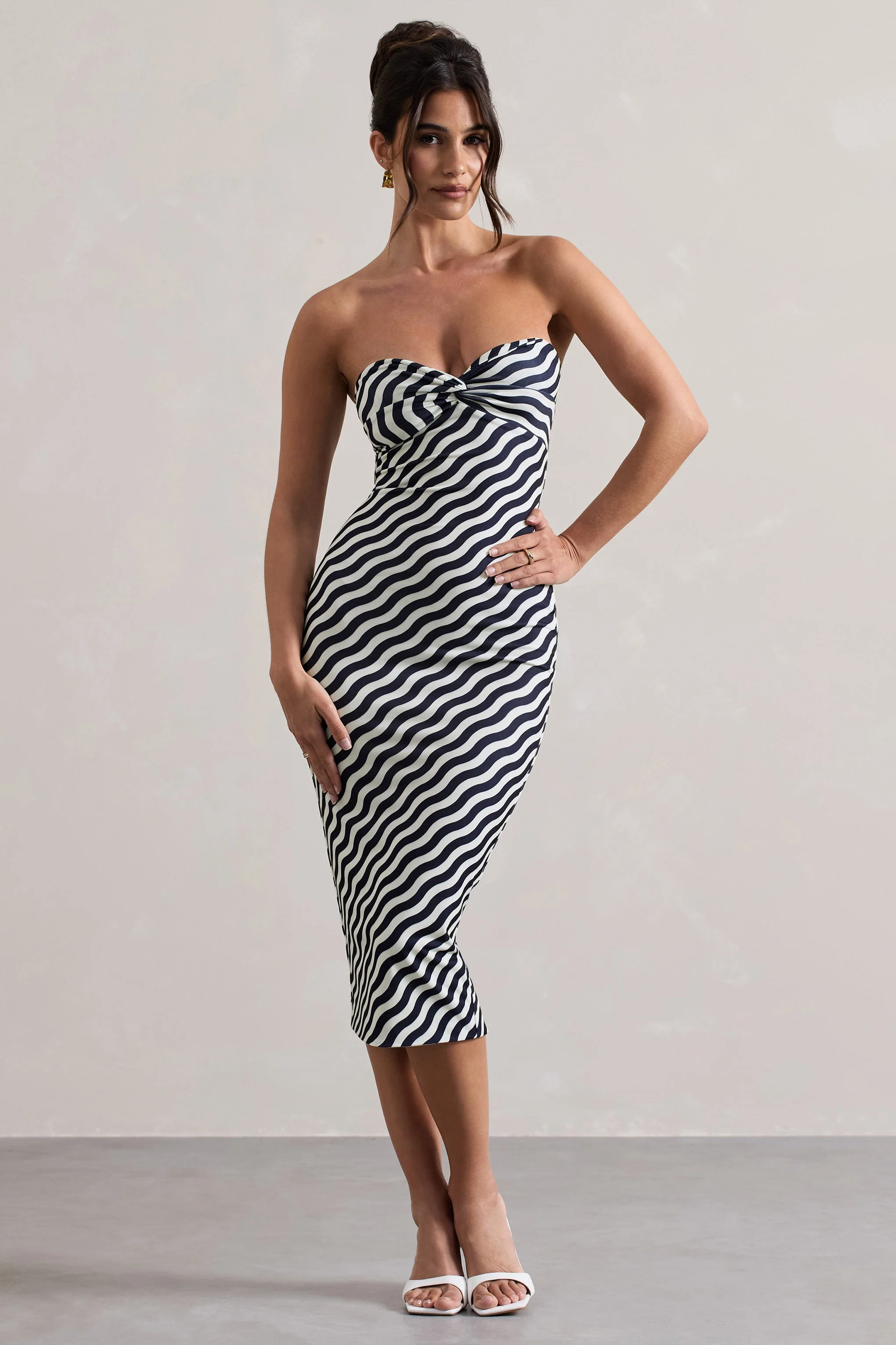 Reese | Marineblaues Midikleid mit Wellenprint und trägerlosem Ausschnitt - Image 2