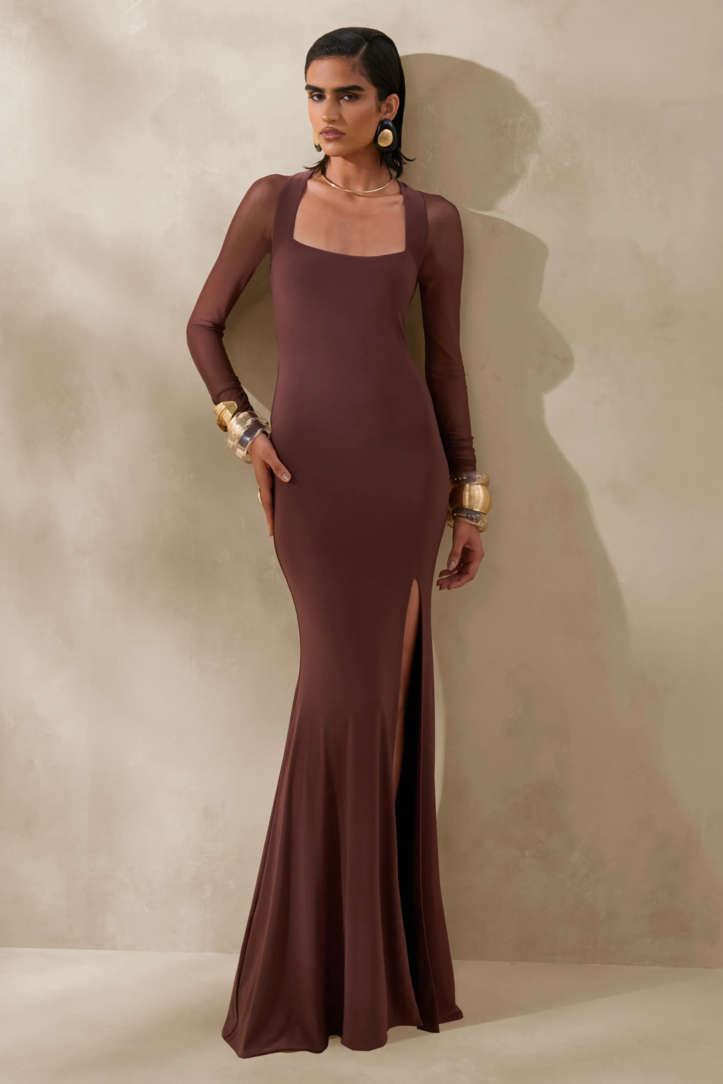 Renalia | Braunes Maxikleid mit eckigem Ausschnitt und langen Mesh-Ärmeln