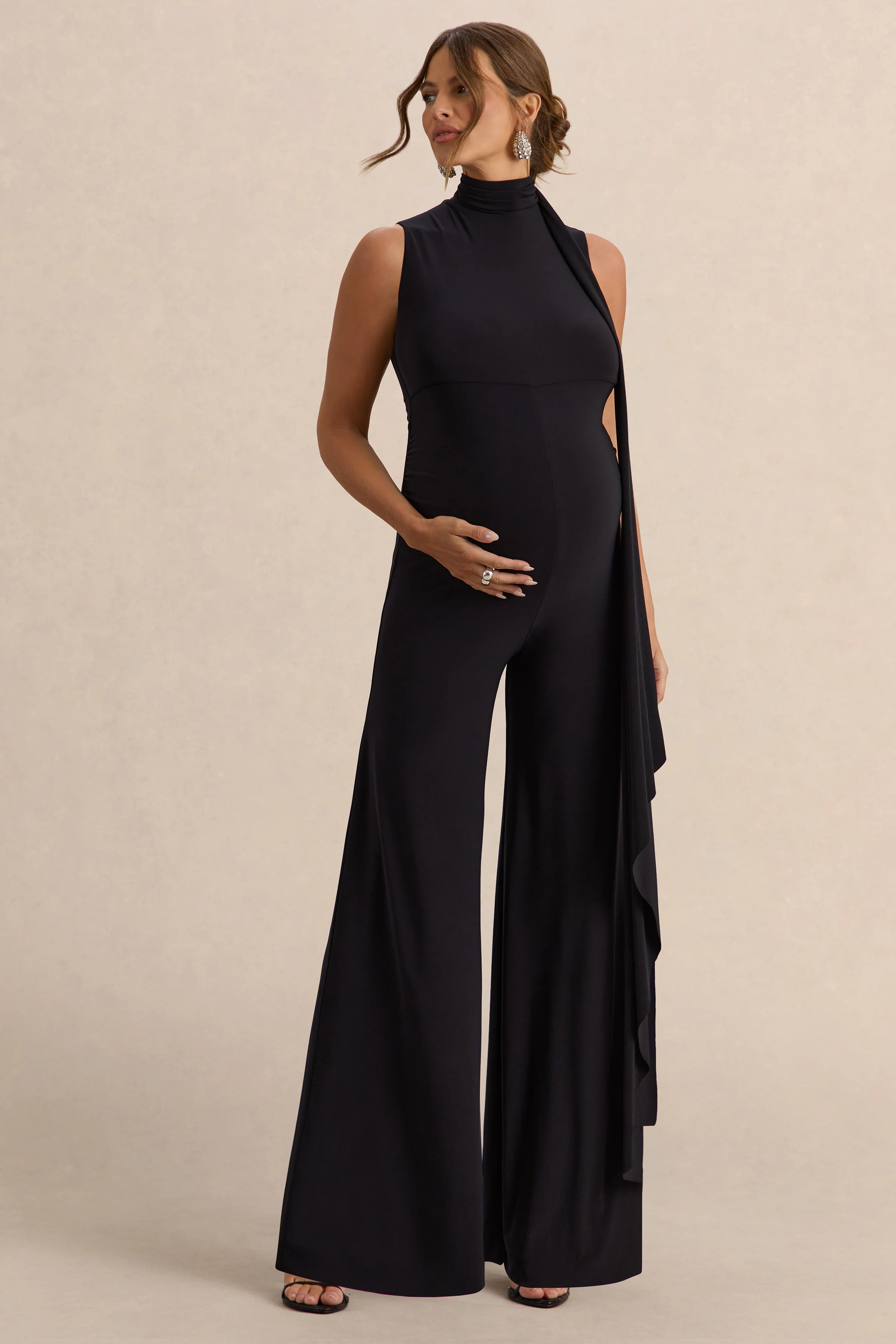 Renza | Schwarzer Umstands-Jumpsuit mit hohem Ausschnitt und Schal-Detail