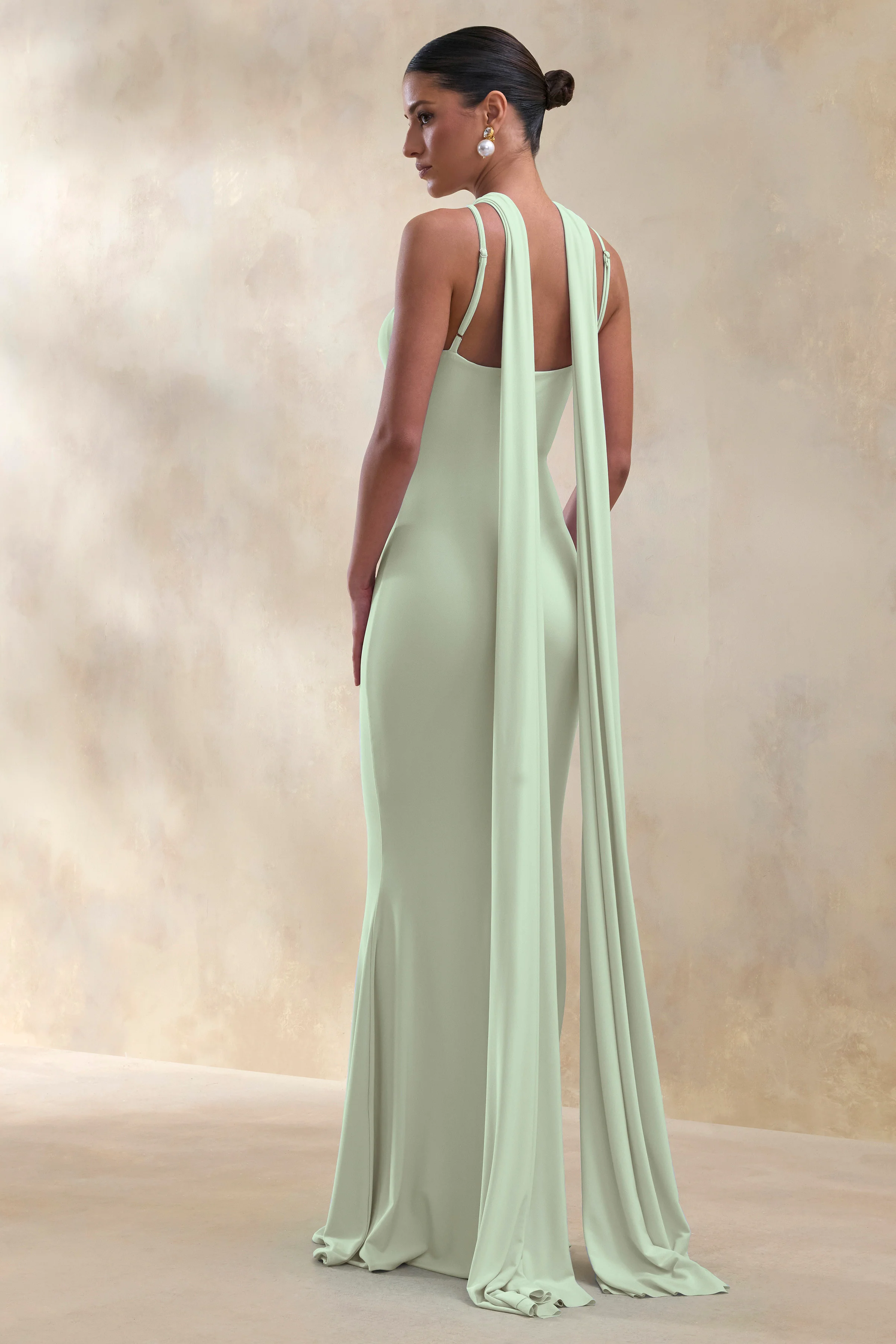 Rhoda | Mintfarbenes Maxikleid mit gedrehtem Neckholder-Ausschnitt und Cape - Image 2