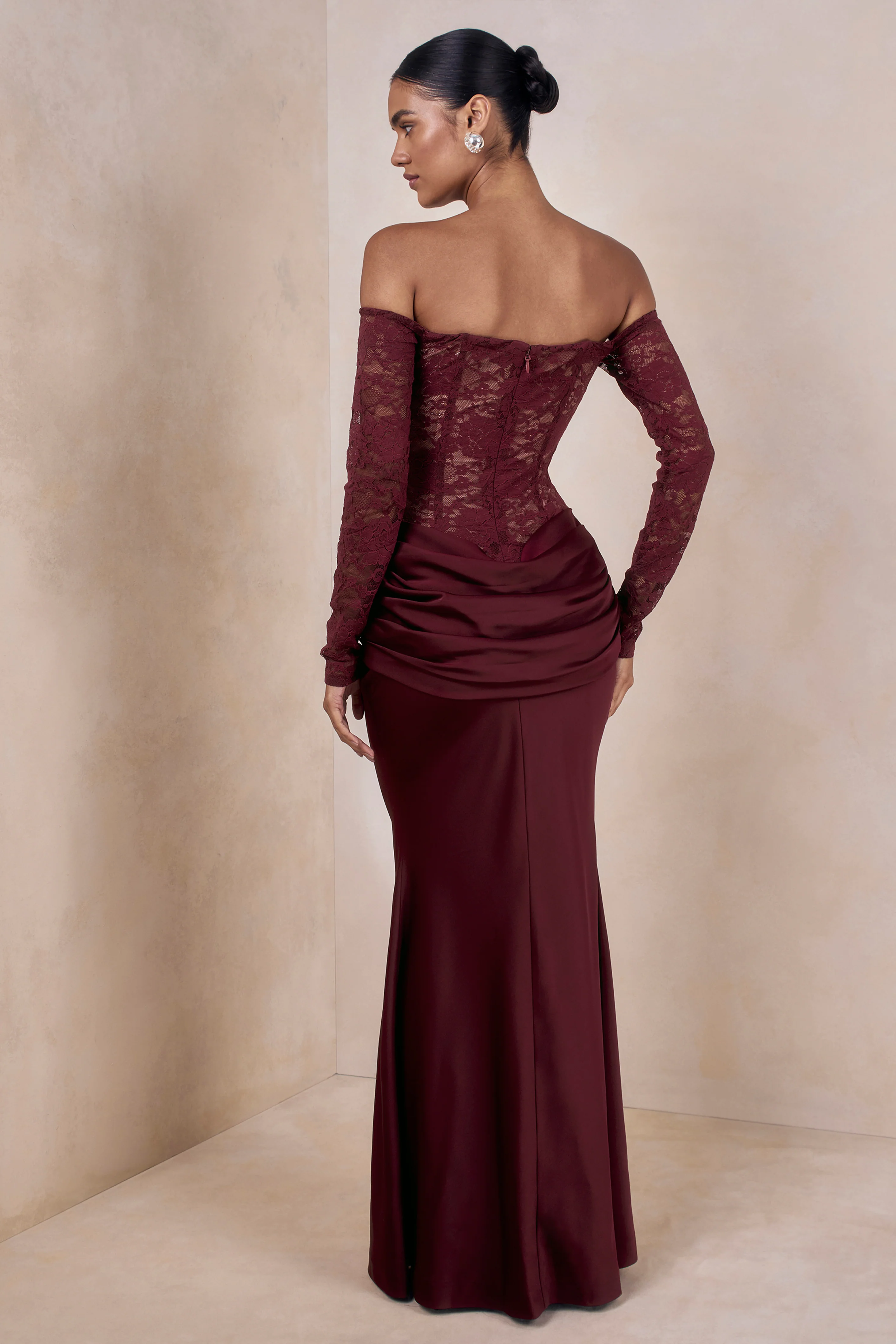 Rinna | Burgunderfarbenes Bardot-Maxikleid aus Spitze und Satin - Image 2