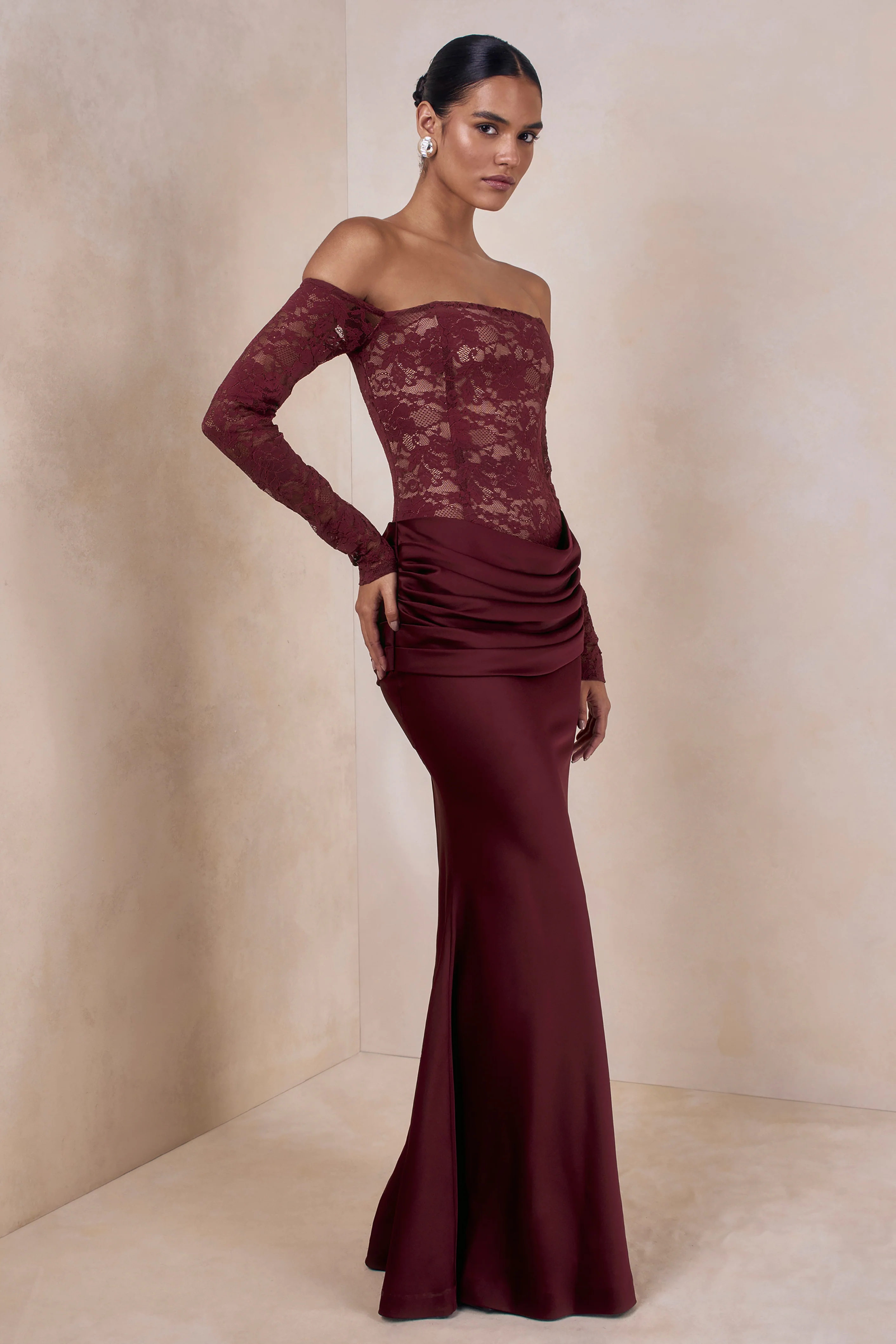 Rinna | Burgunderfarbenes Bardot-Maxikleid aus Spitze und Satin - Image 4