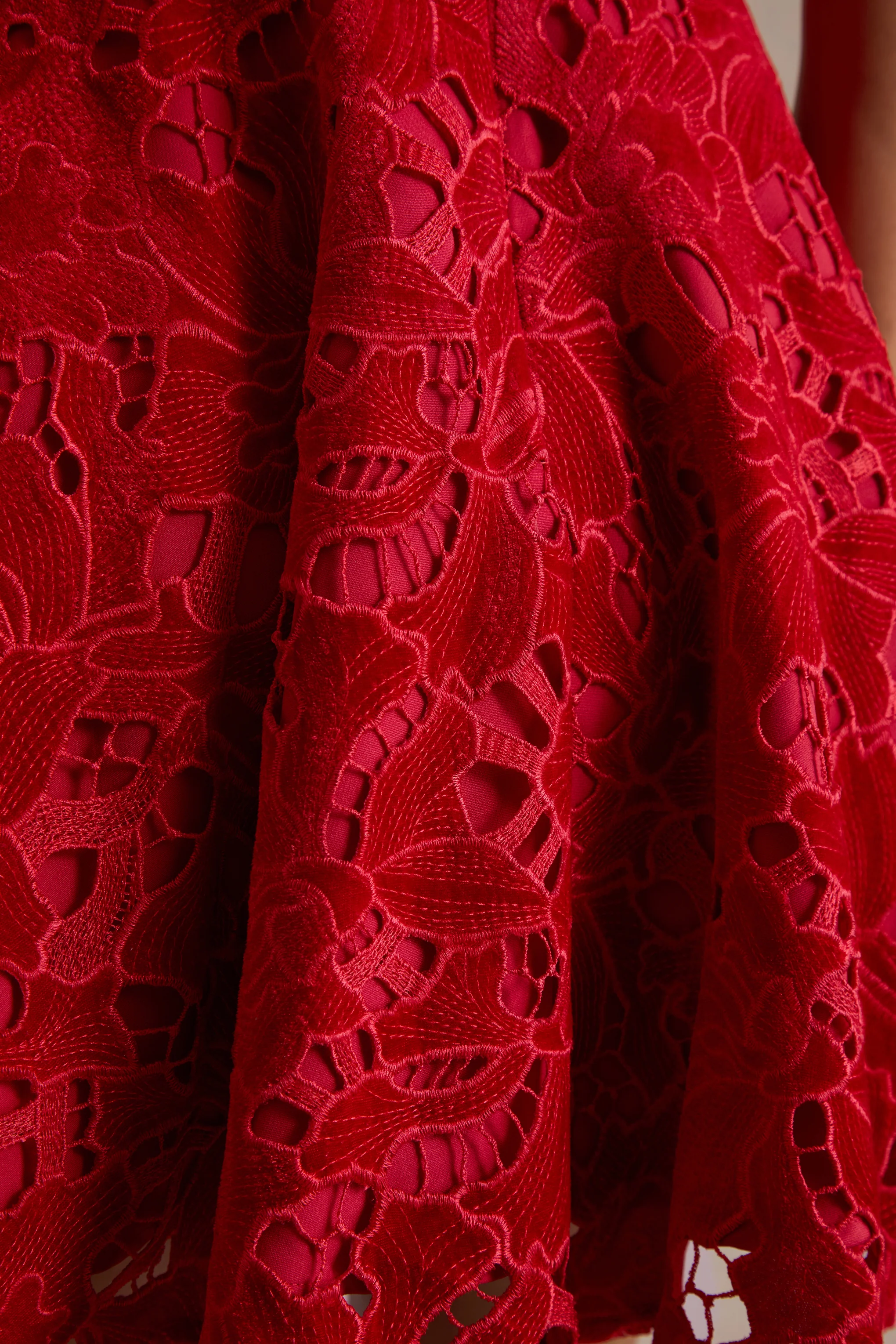 Roam | Rotes Minikleid aus Spitze mit hohem Ausschnitt - Image 6