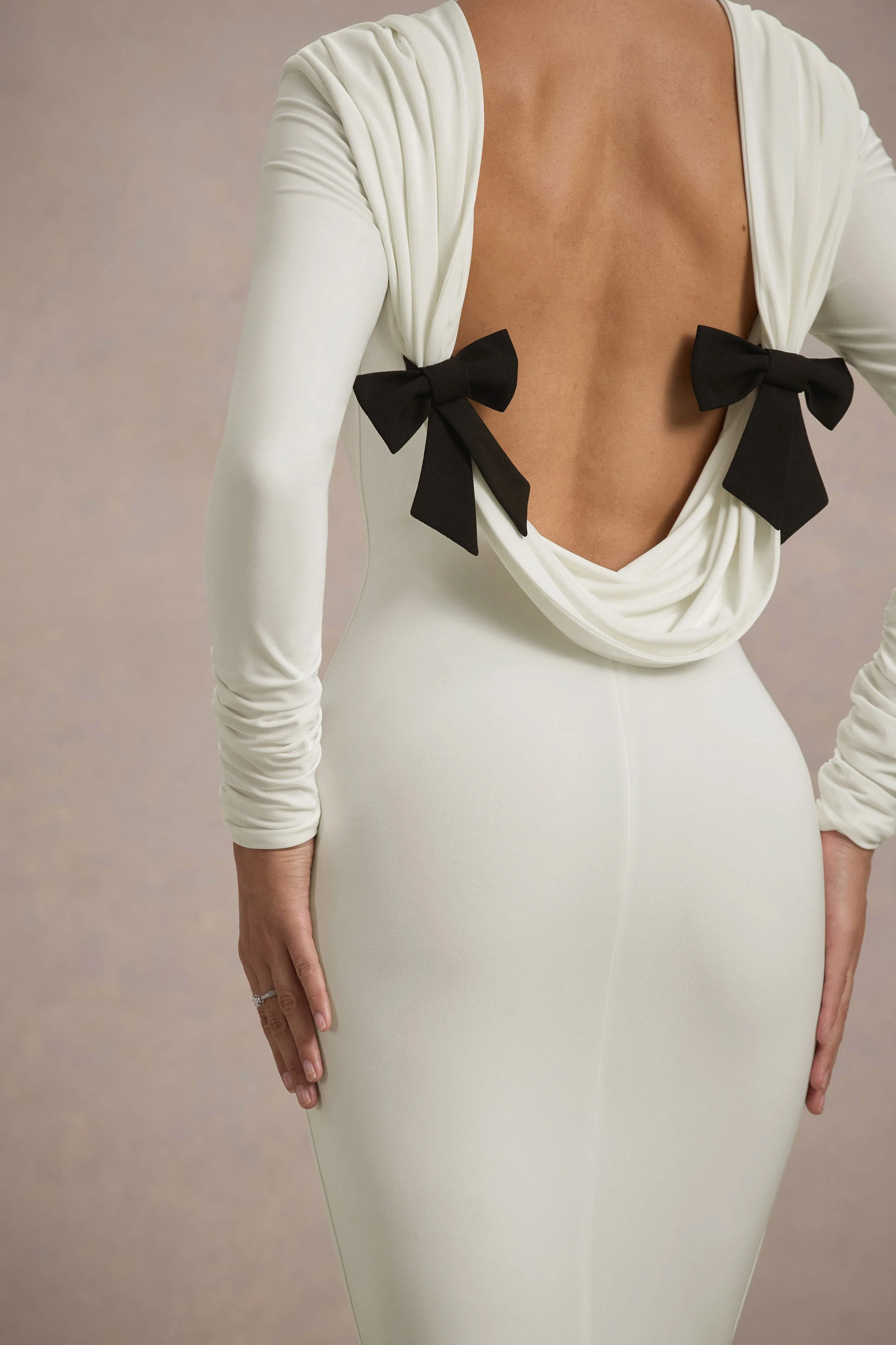 Rosalee | Cremefarbenes Maxikleid mit langen Ärmeln, Wasserfallausschnitt am Rücken und Fishtail-Schnitt mit Schleifen. - Image 3