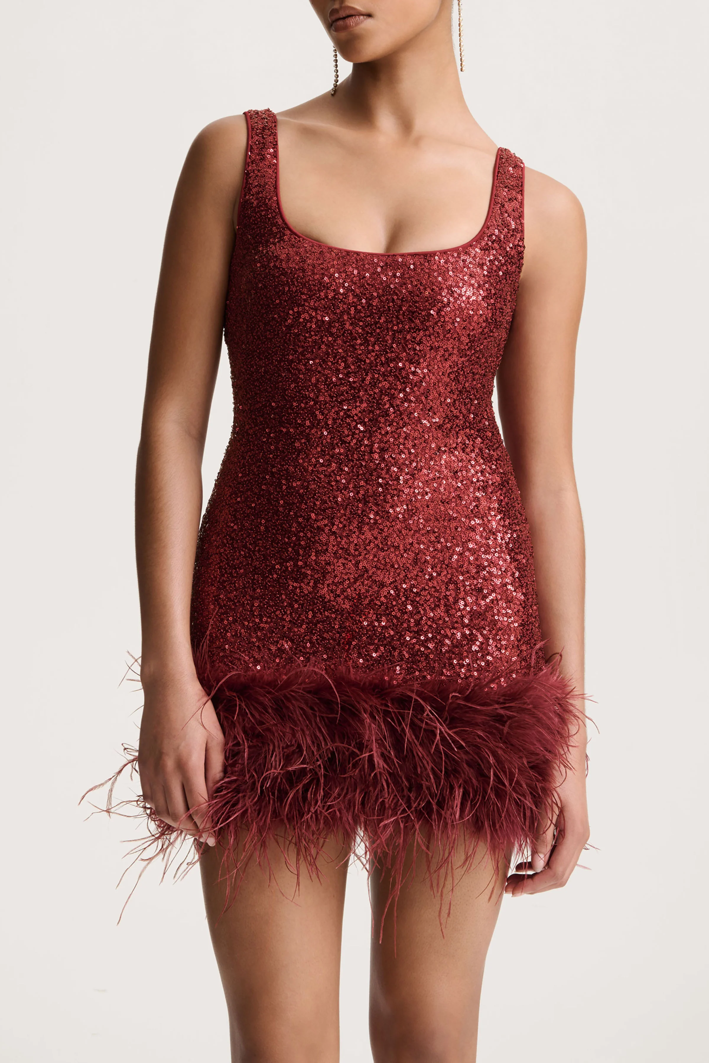 Rosalinda | Burgunderrotes Pailletten-Minikleid mit eckigem Ausschnitt und Federsaum - Image 3