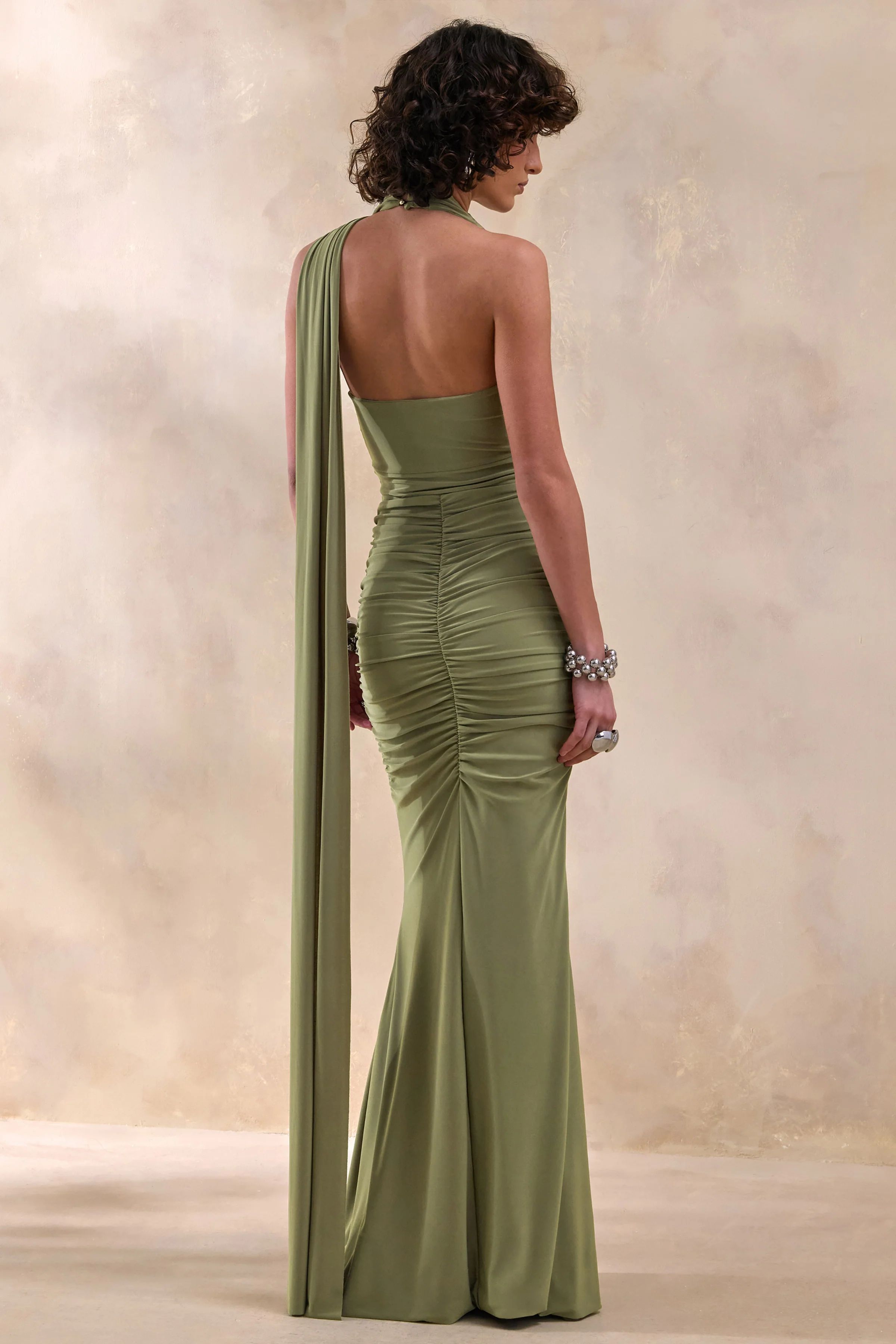Roselani | Olivgrünes Maxikleid mit Neckholder und offenem Rücken - Image 2