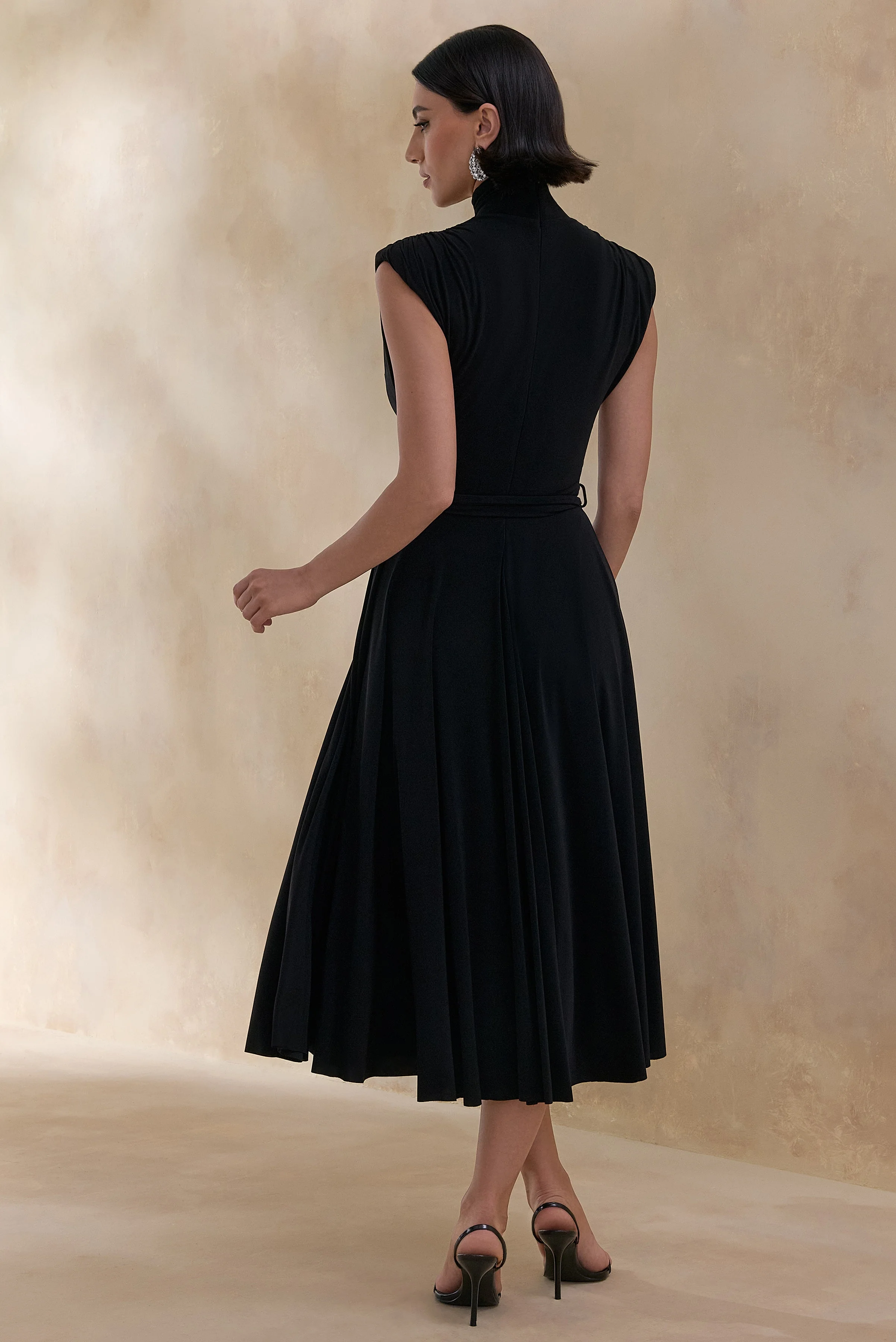 Roselena | Schwarzes Midikleid mit hohem Ausschnitt - Image 2