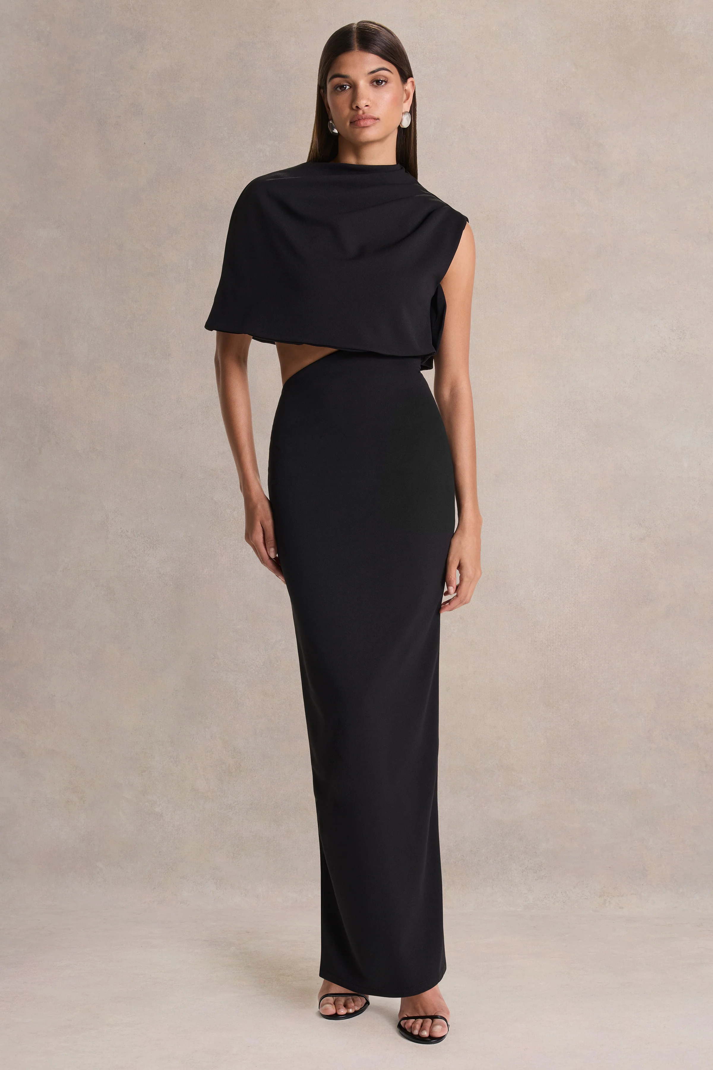 Roseth | Schwarzes Maxikleid mit hohem Ausschnitt und abnehmbarer Cape