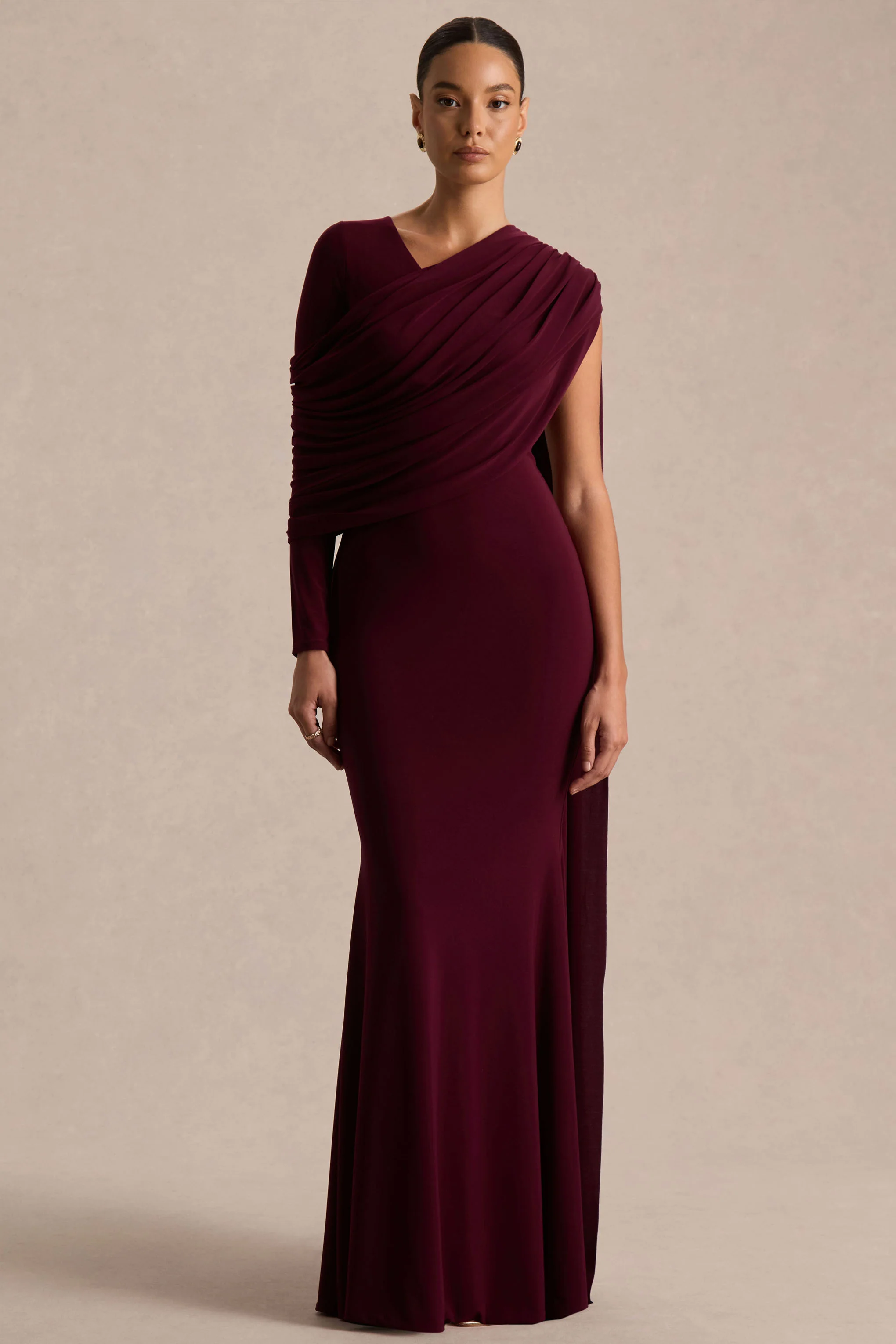 Rubelle | Burgunderrotes Maxikleid mit asymmetrischem Ausschnitt und Drapierung