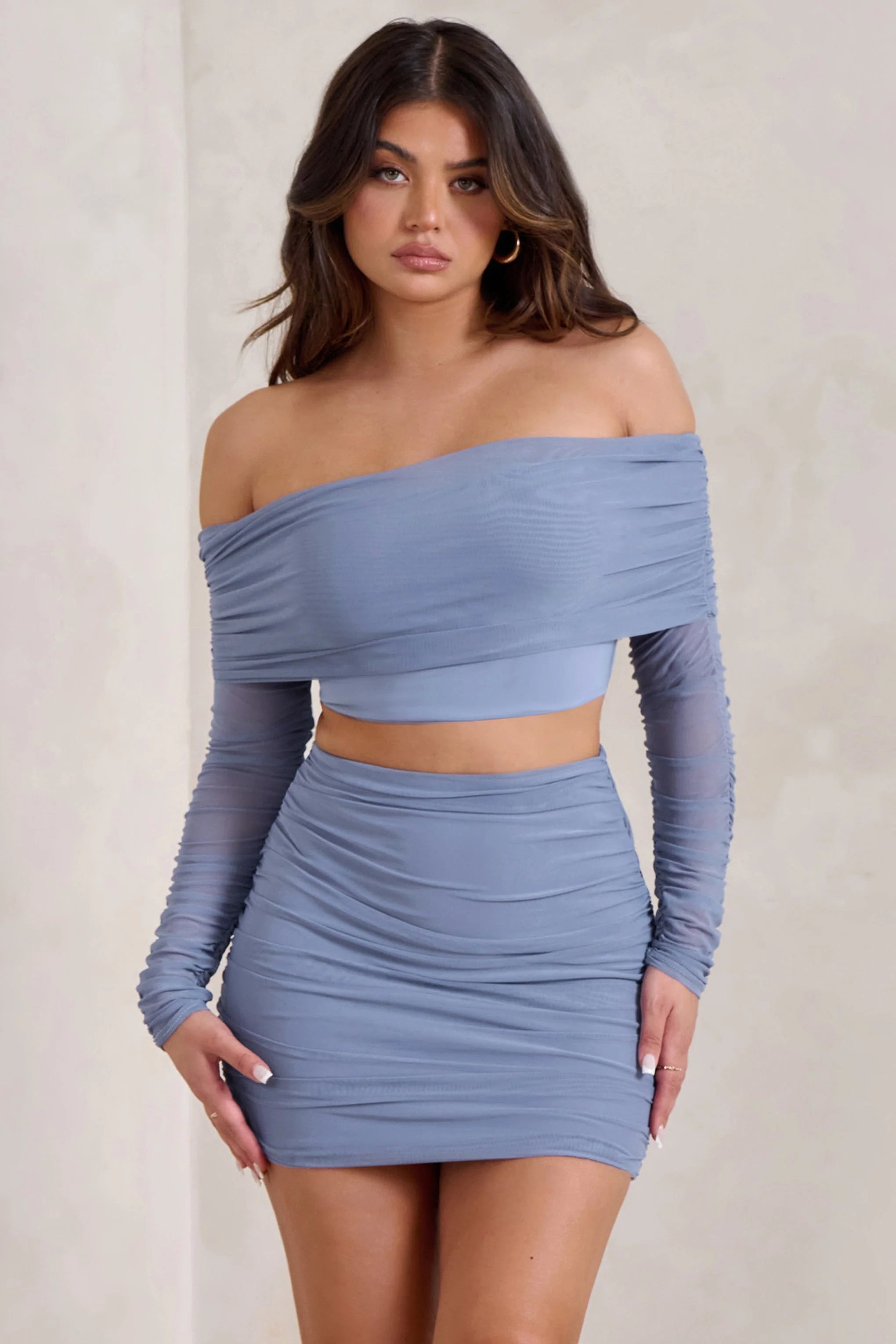 Rule Breaker | Kornblumenblaues gerafftes Mesh-Bardot-Crop-Top - Image 4