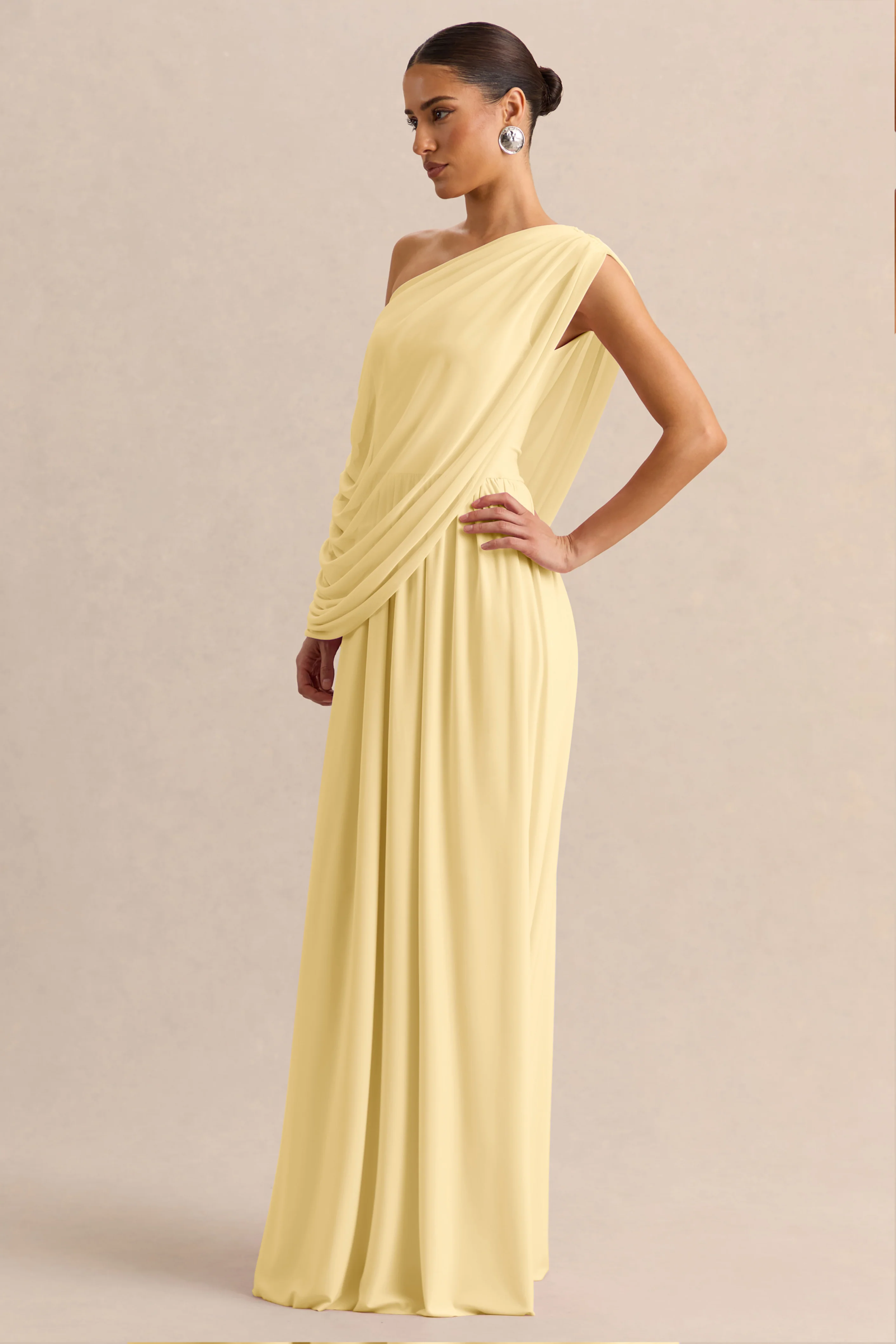 Sabianna | Zitronengelbes Maxikleid mit asymmetrischem Ausschnitt und drapierten Details - Image 5